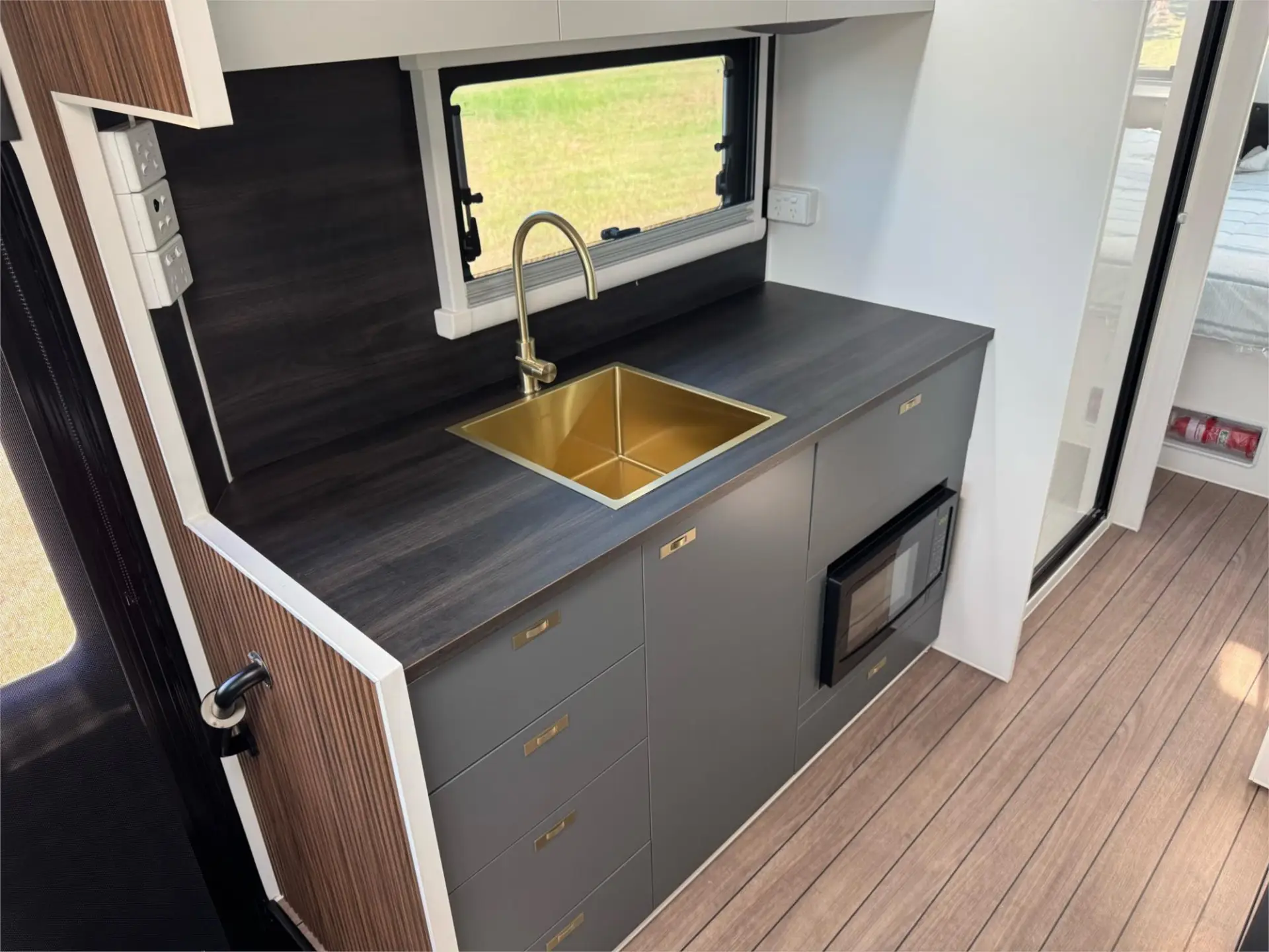 https://media-caravea.syd1.digitaloceanspaces.com/caravans/95EIC15412/exterior-20.webp