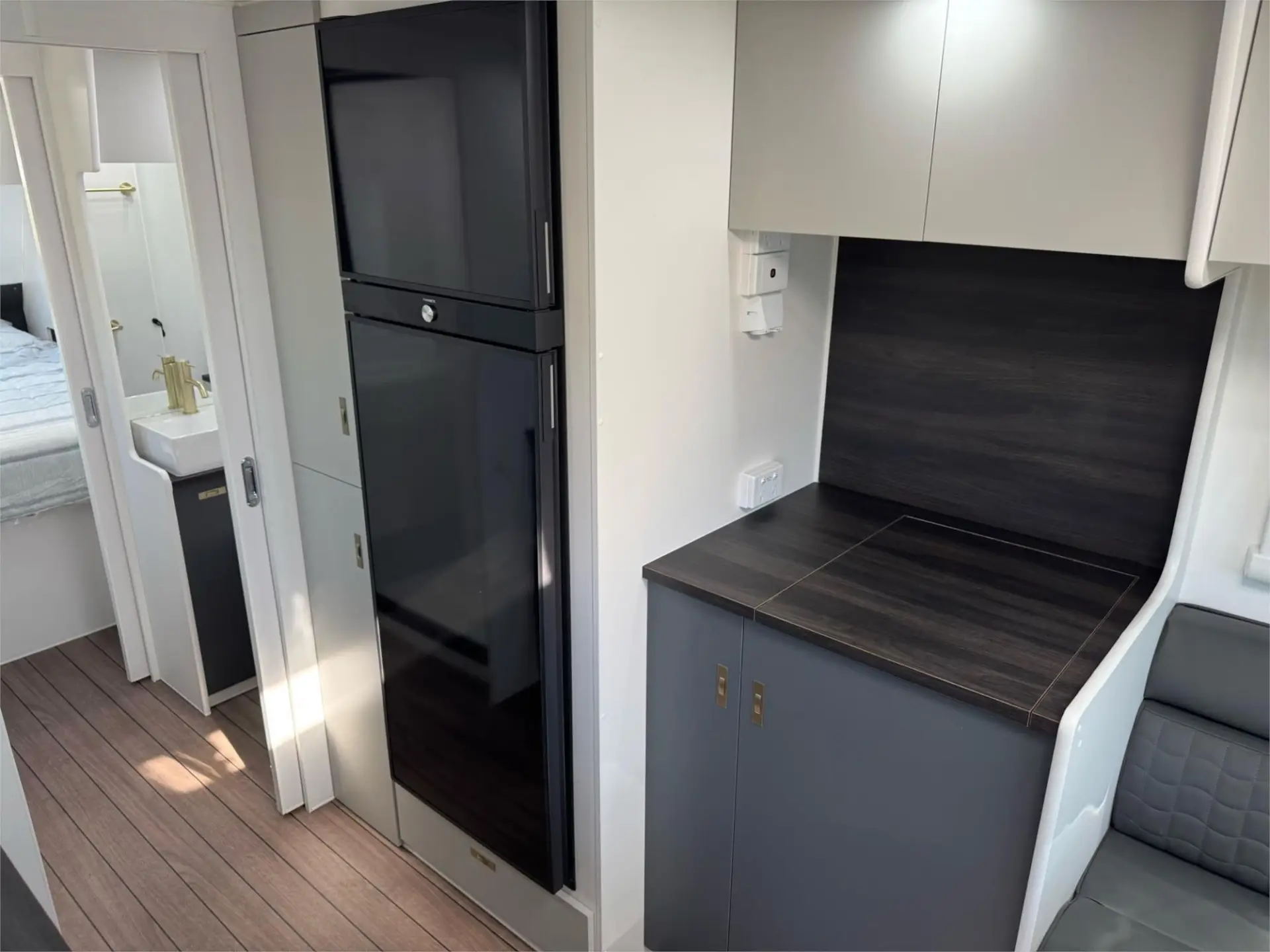 https://media-caravea.syd1.digitaloceanspaces.com/caravans/95EIC15412/exterior-21.webp