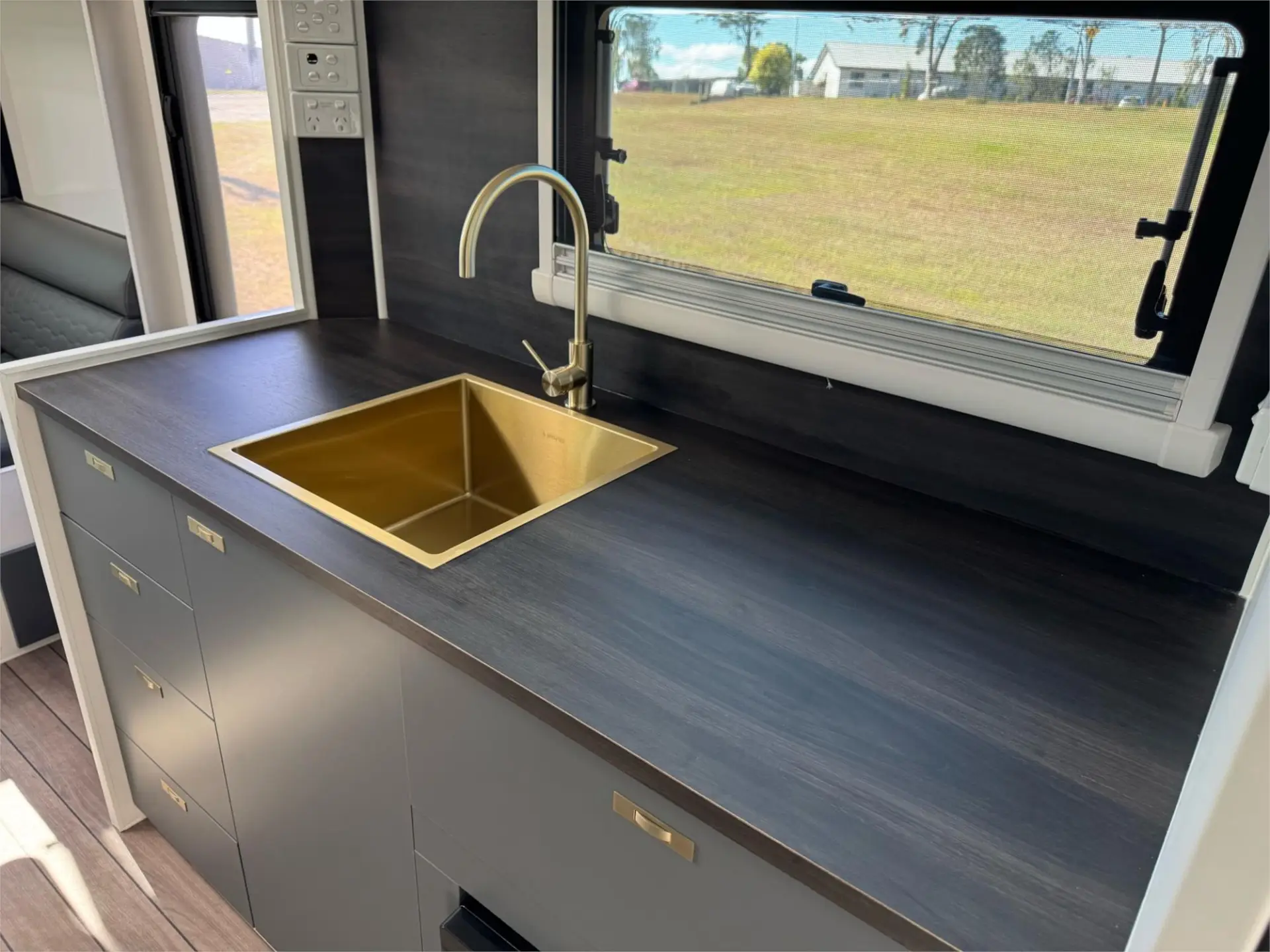 https://media-caravea.syd1.digitaloceanspaces.com/caravans/95EIC15412/exterior-22.webp
