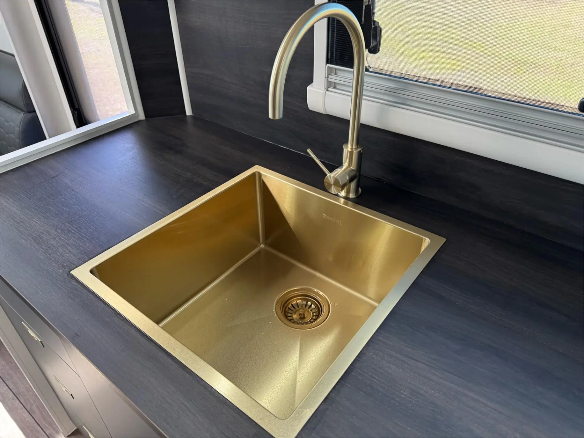 https://media-caravea.syd1.digitaloceanspaces.com/caravans/95EIC15412/exterior-23.webp