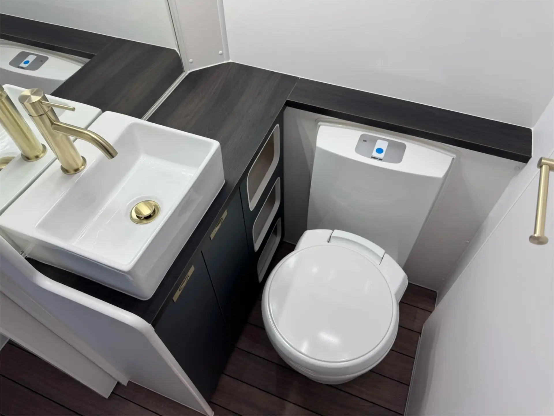 https://media-caravea.syd1.digitaloceanspaces.com/caravans/95EIC15412/exterior-26.webp
