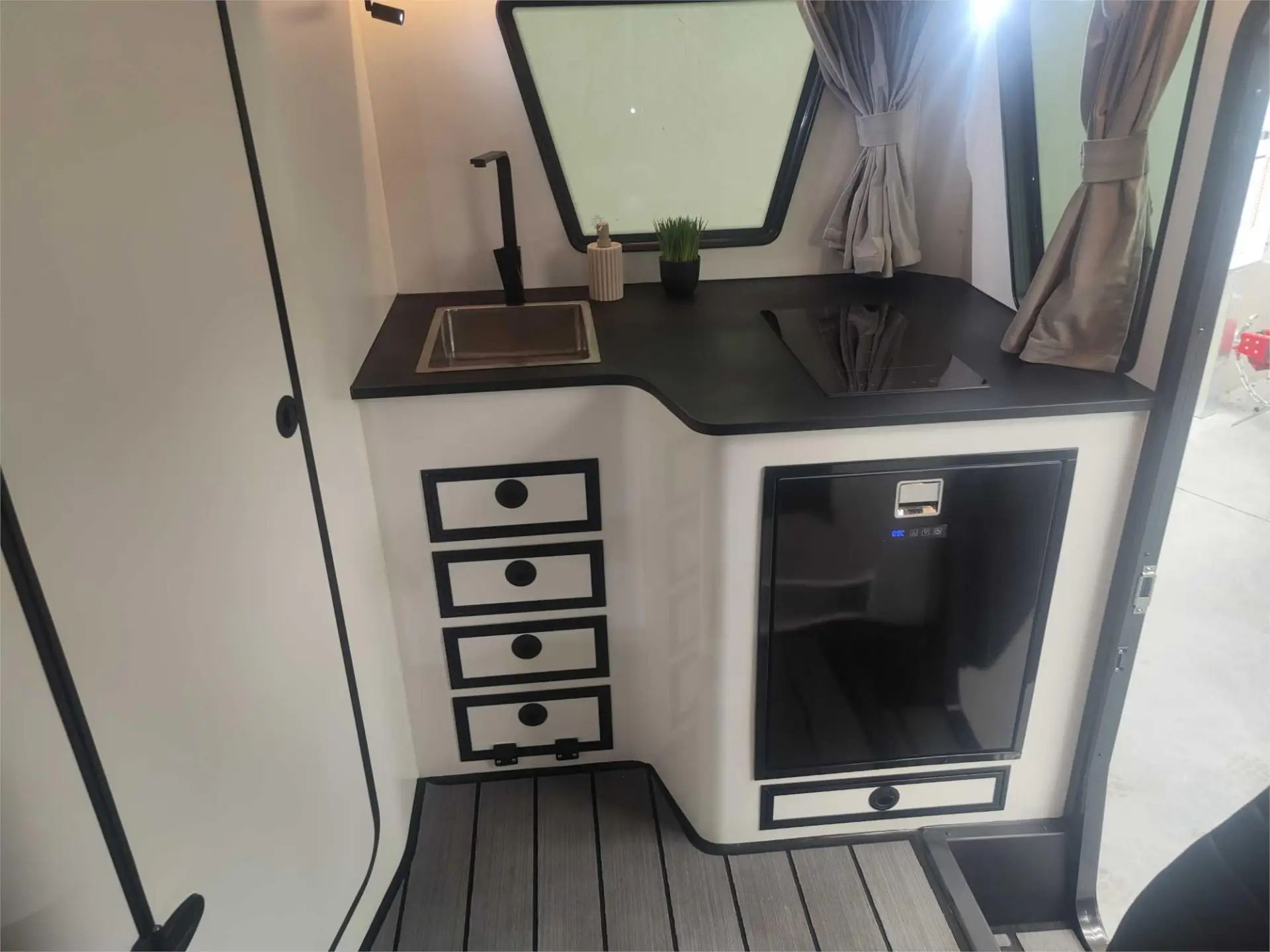 https://media-caravea.syd1.digitaloceanspaces.com/caravans/95EIC15688/exterior-26.webp