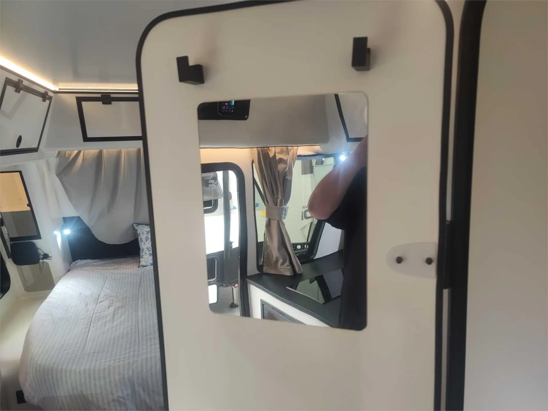 https://media-caravea.syd1.digitaloceanspaces.com/caravans/95EIC15688/exterior-34.webp