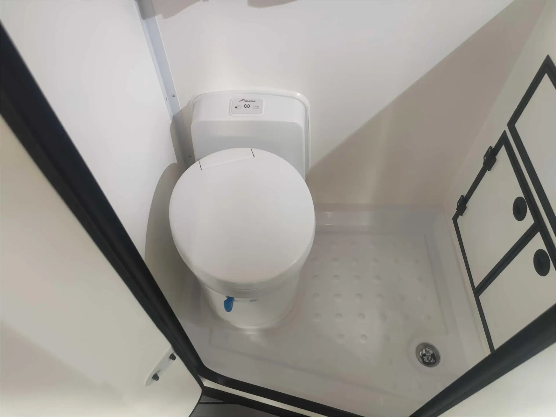 https://media-caravea.syd1.digitaloceanspaces.com/caravans/95EIC15688/exterior-35.webp