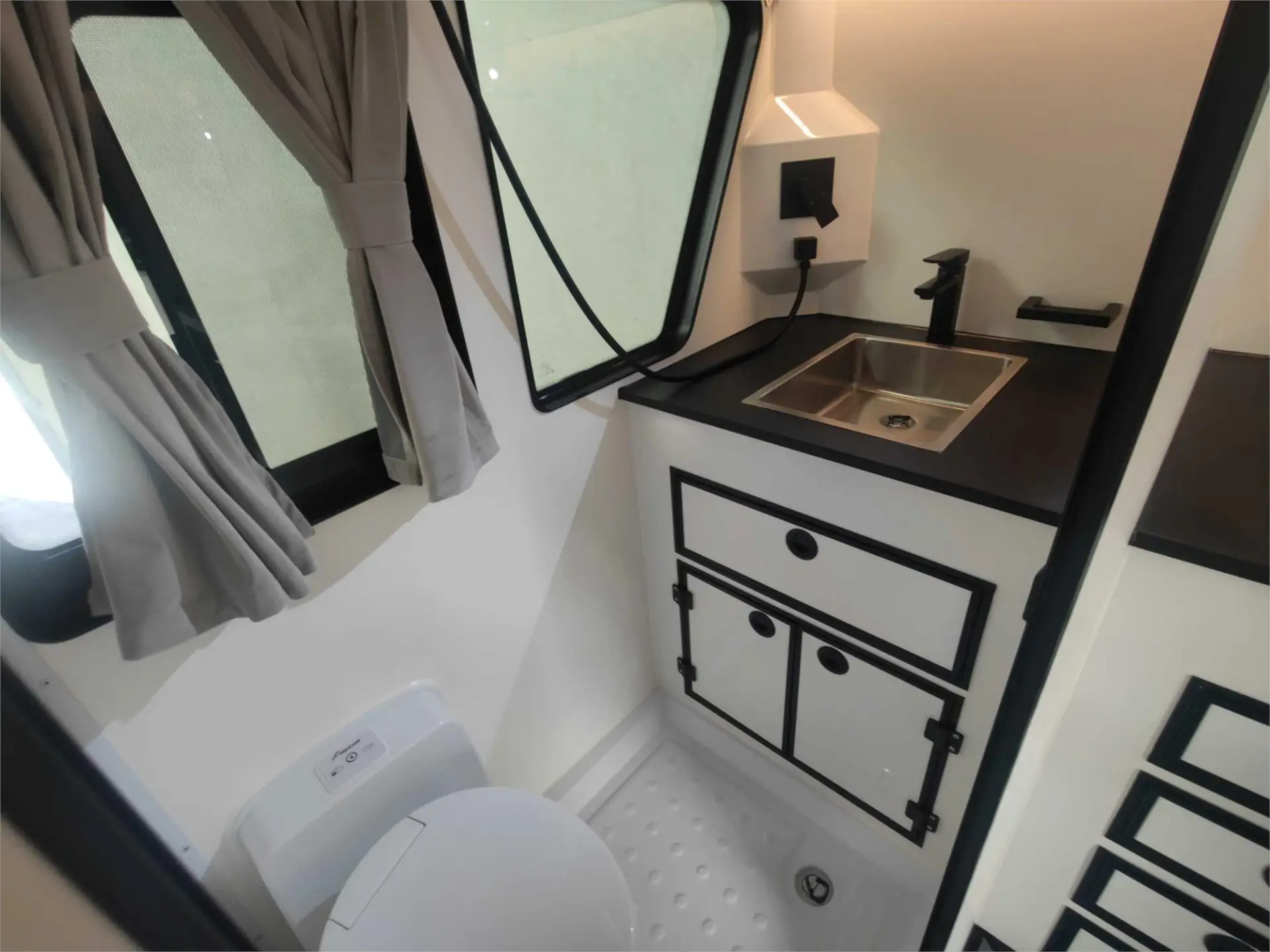 https://media-caravea.syd1.digitaloceanspaces.com/caravans/95EIC15688/exterior-36.webp