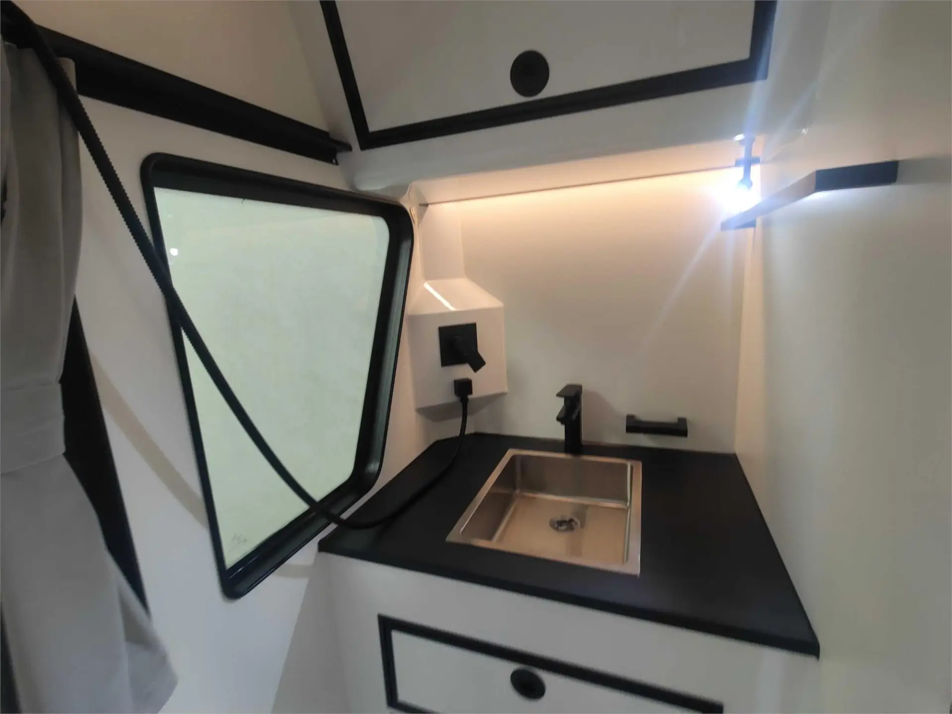 https://media-caravea.syd1.digitaloceanspaces.com/caravans/95EIC15688/exterior-40.webp