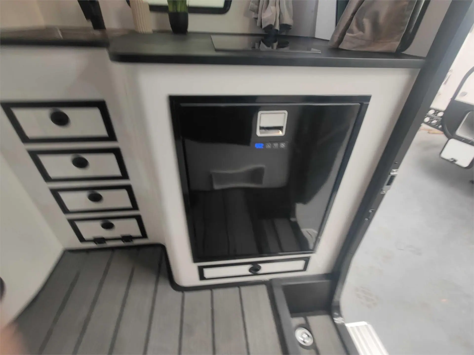 https://media-caravea.syd1.digitaloceanspaces.com/caravans/95EIC15688/exterior-41.webp