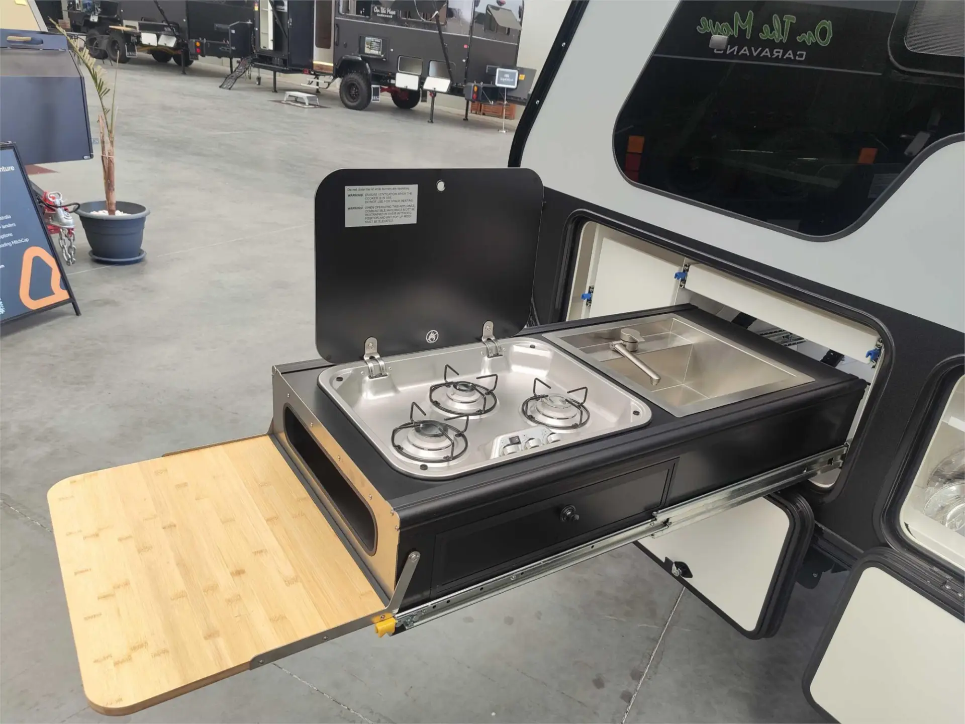 https://media-caravea.syd1.digitaloceanspaces.com/caravans/95EIC15688/exterior-8.webp