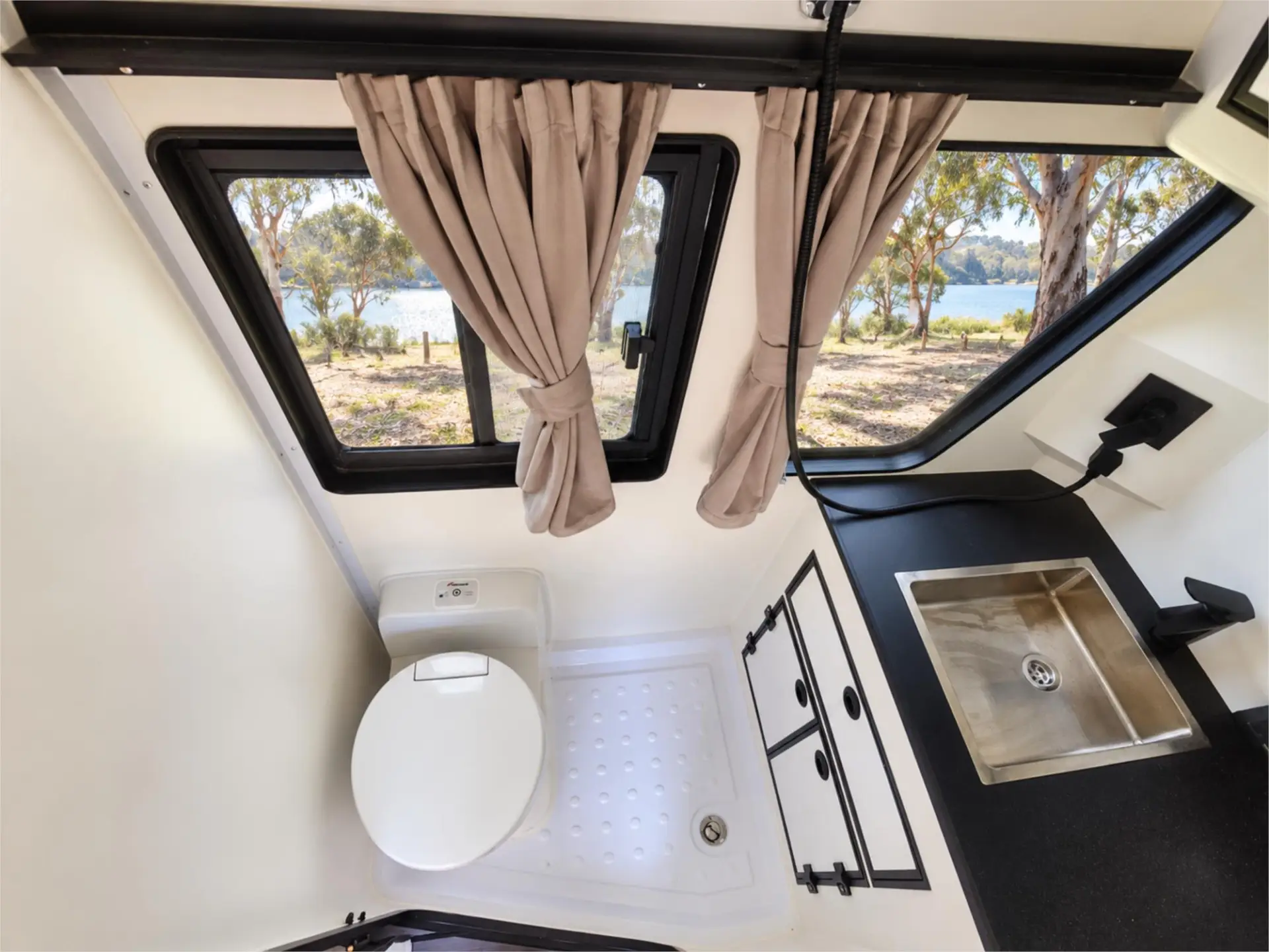 https://media-caravea.syd1.digitaloceanspaces.com/caravans/95EIC15690/exterior-13.webp