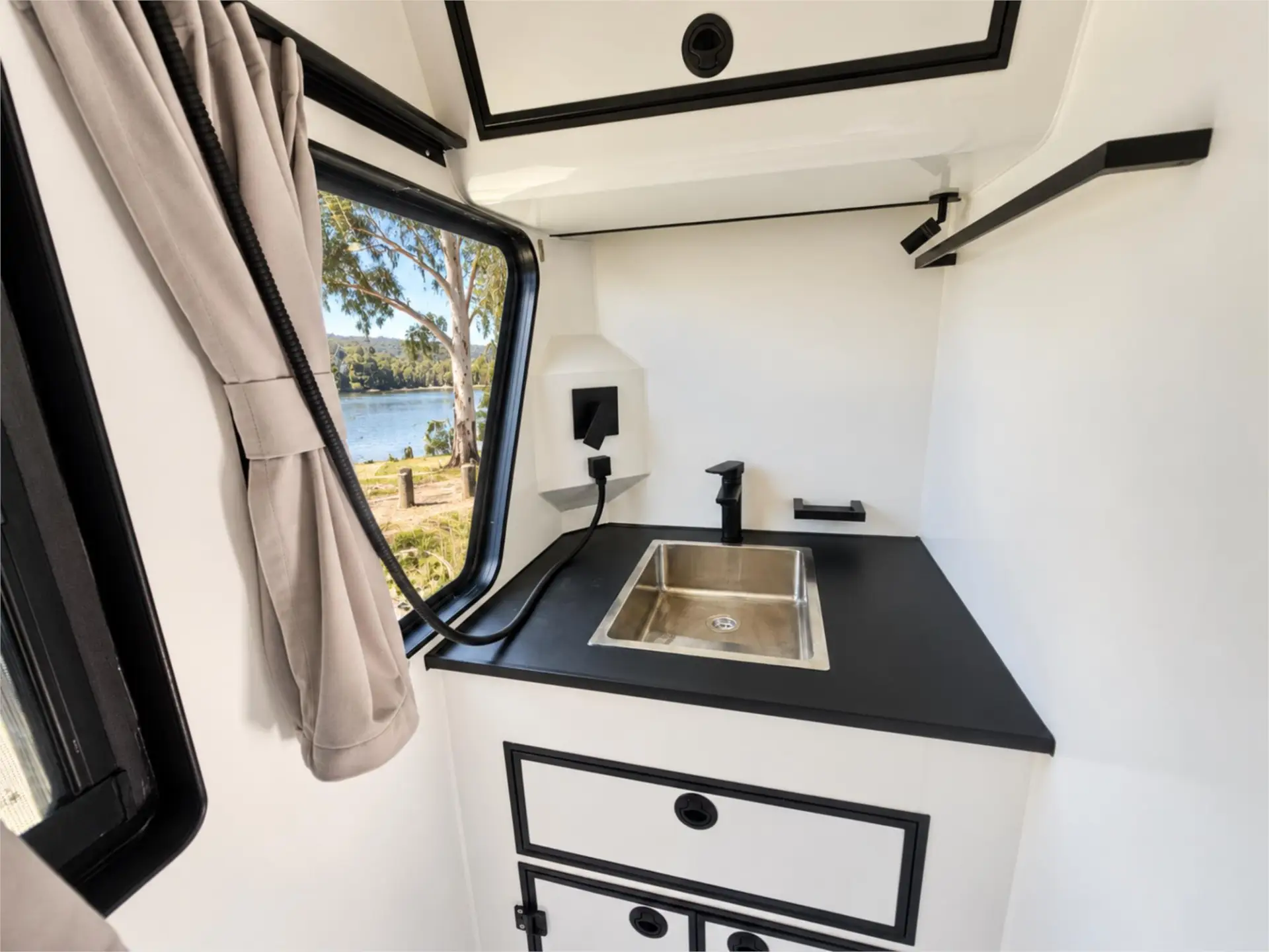 https://media-caravea.syd1.digitaloceanspaces.com/caravans/95EIC15690/exterior-14.webp