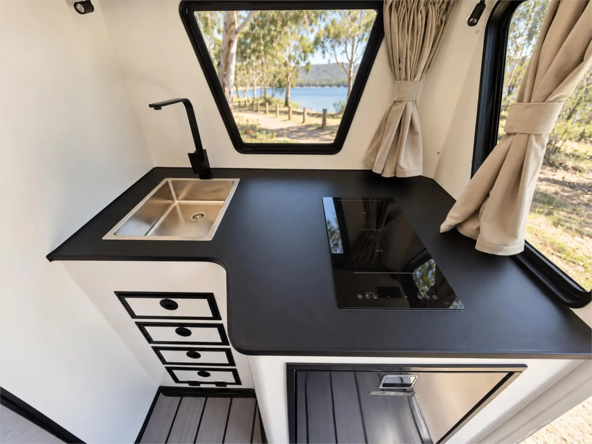 https://media-caravea.syd1.digitaloceanspaces.com/caravans/95EIC15690/exterior-18.webp