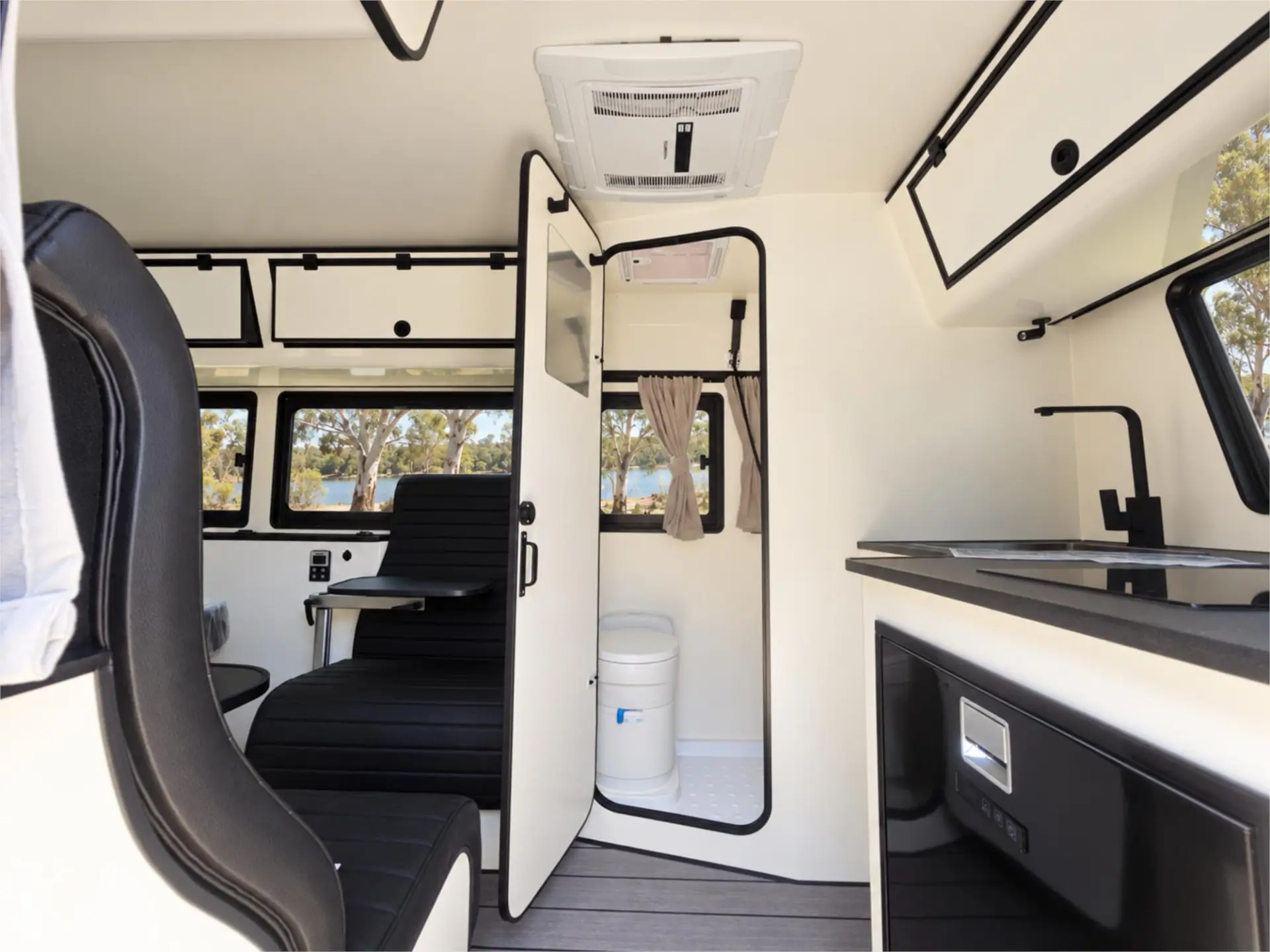 https://media-caravea.syd1.digitaloceanspaces.com/caravans/95EIC15690/exterior-3.webp