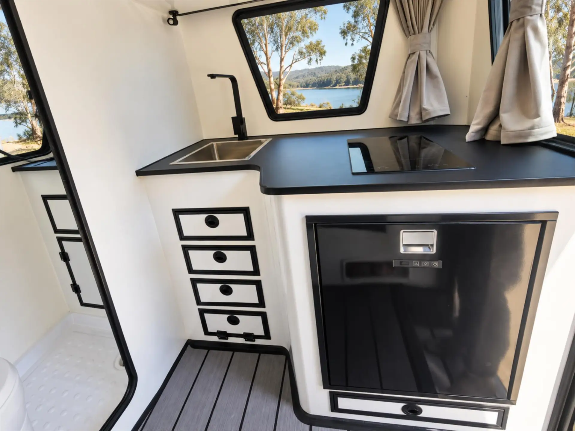 https://media-caravea.syd1.digitaloceanspaces.com/caravans/95EIC15690/exterior-4.webp
