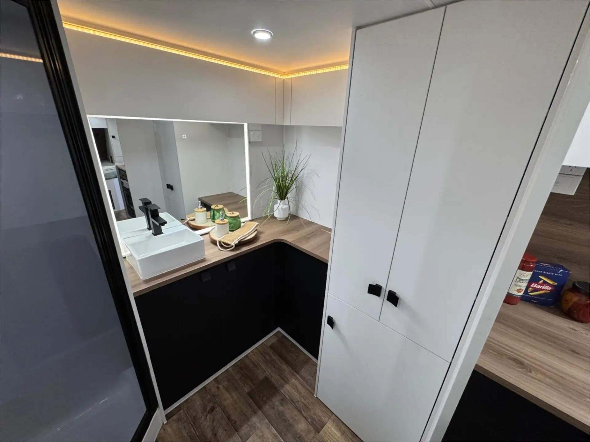 https://media-caravea.syd1.digitaloceanspaces.com/caravans/95EIC16633/exterior-1.webp