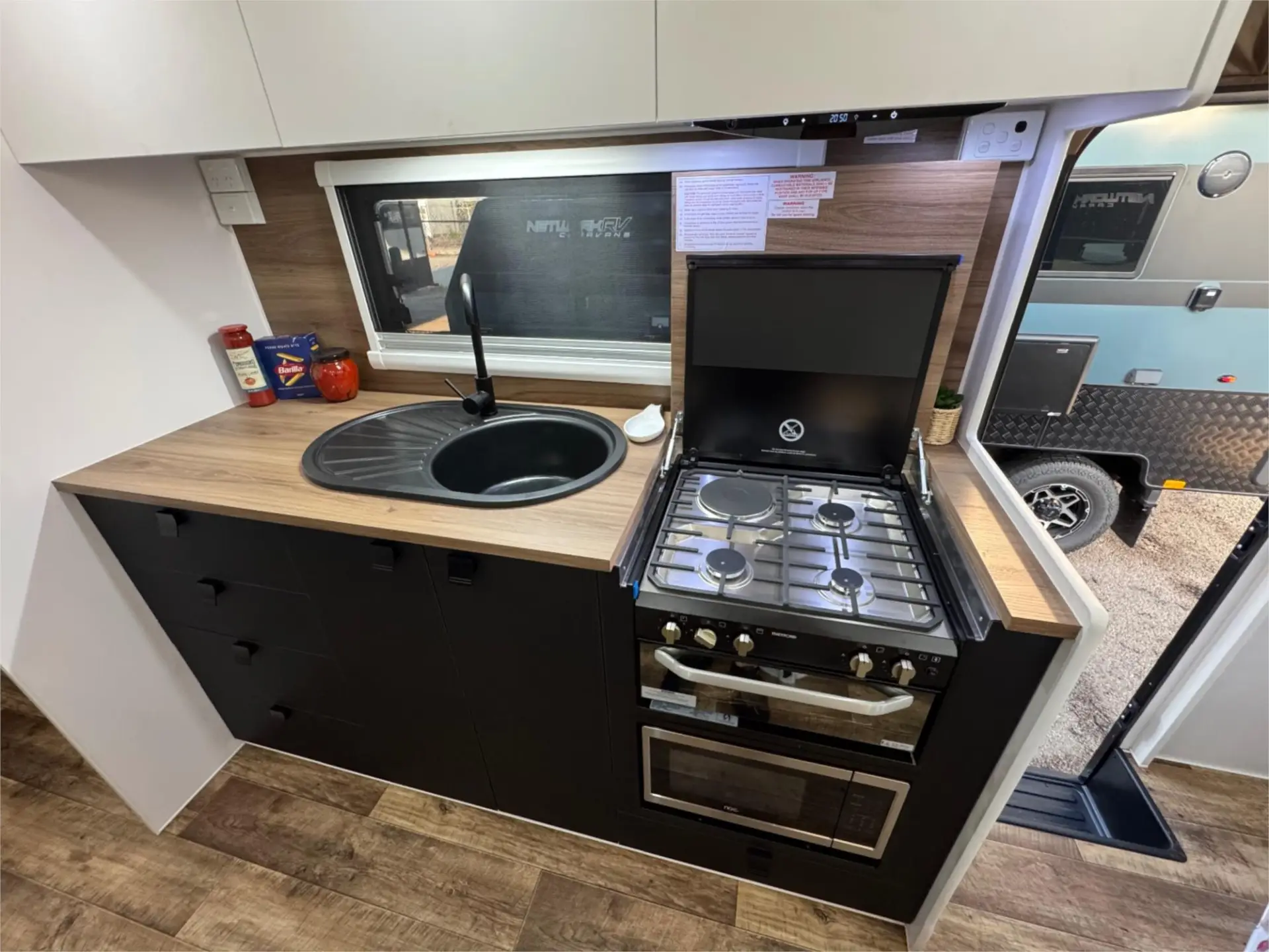 https://media-caravea.syd1.digitaloceanspaces.com/caravans/95EIC16633/exterior-10.webp