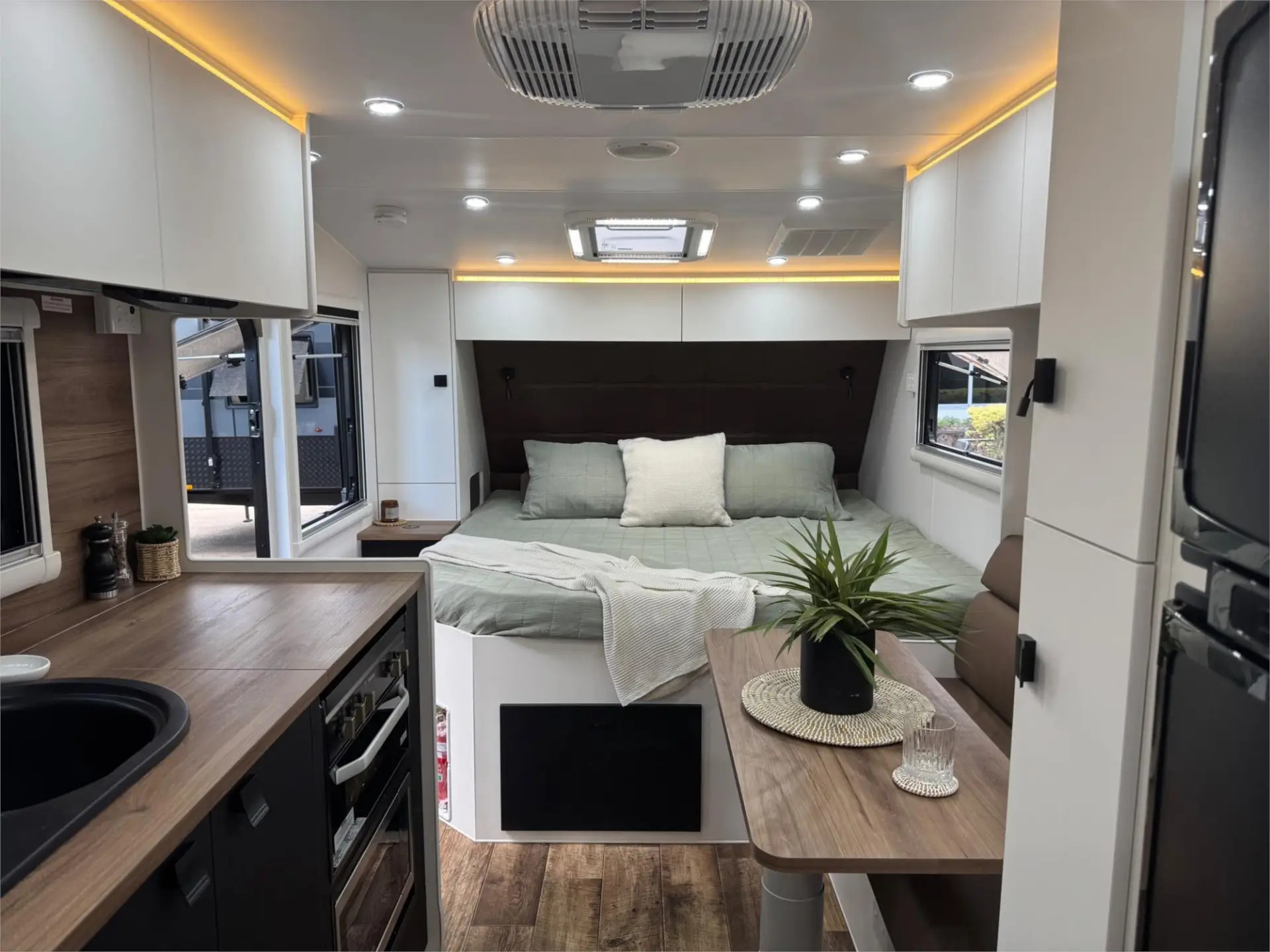 https://media-caravea.syd1.digitaloceanspaces.com/caravans/95EIC16633/exterior-11.webp