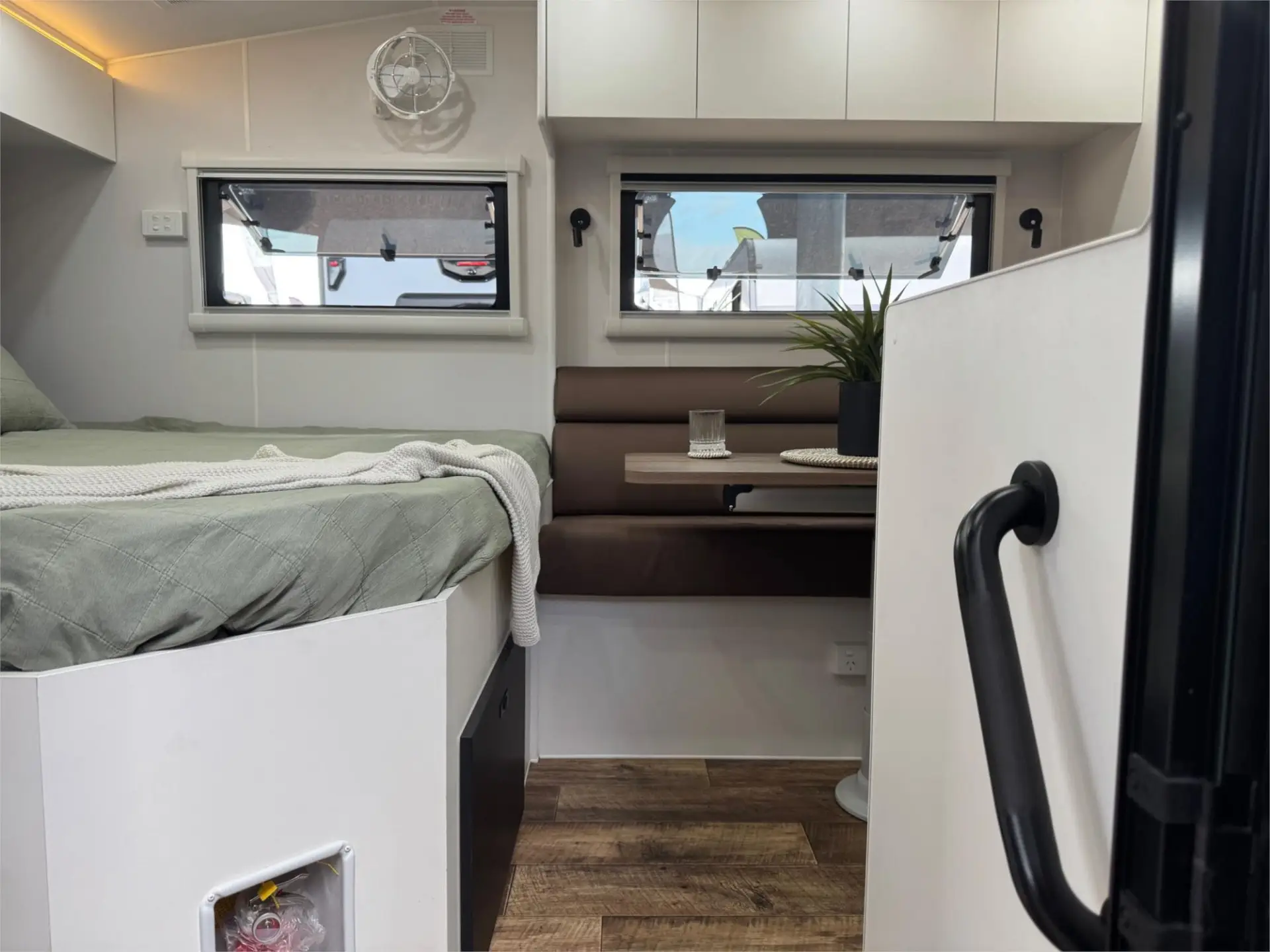 https://media-caravea.syd1.digitaloceanspaces.com/caravans/95EIC16633/exterior-12.webp