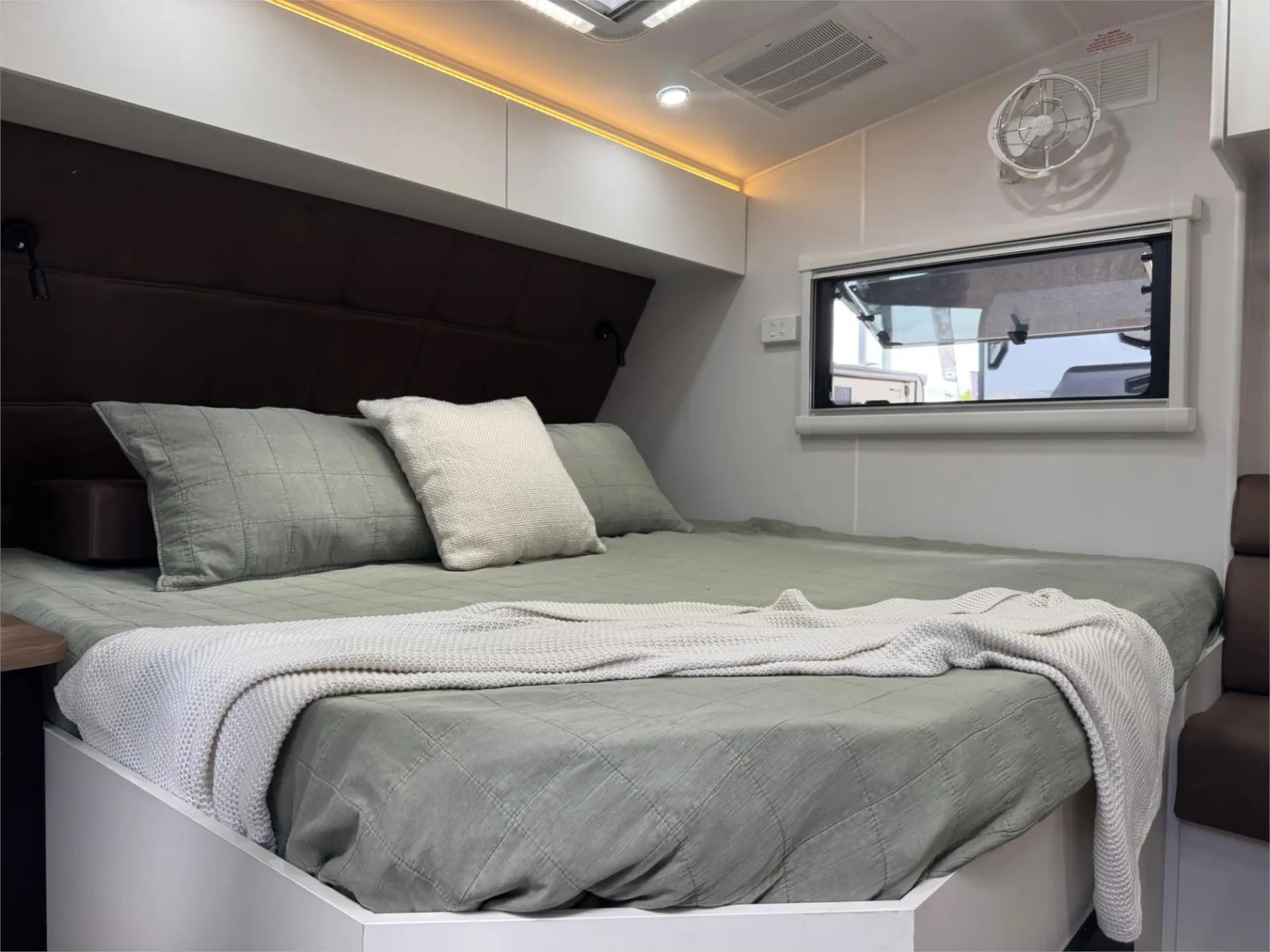 https://media-caravea.syd1.digitaloceanspaces.com/caravans/95EIC16633/exterior-13.webp