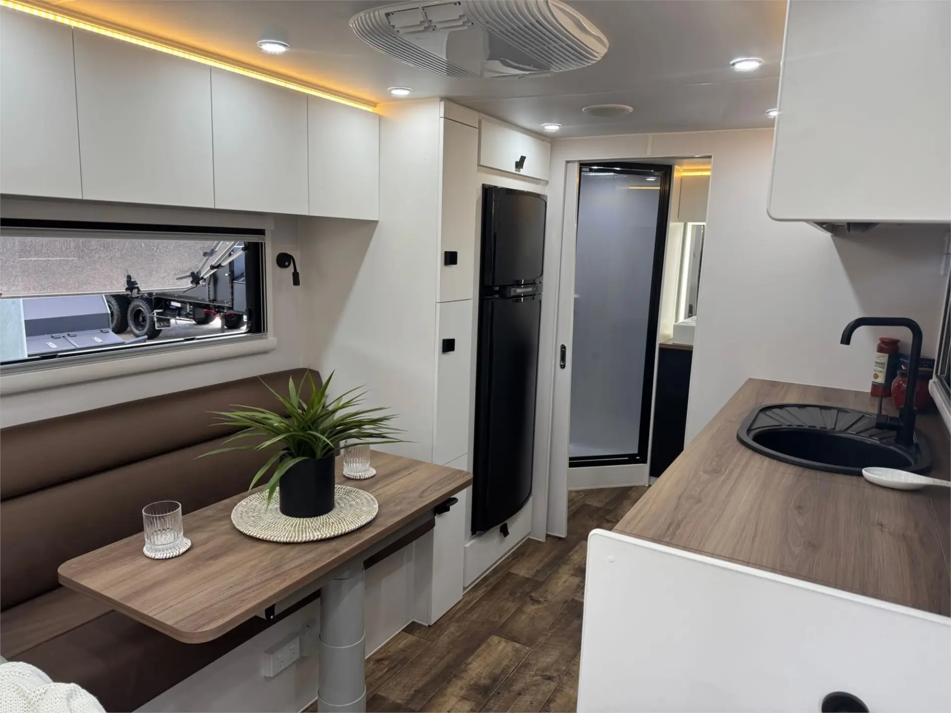 https://media-caravea.syd1.digitaloceanspaces.com/caravans/95EIC16633/exterior-14.webp