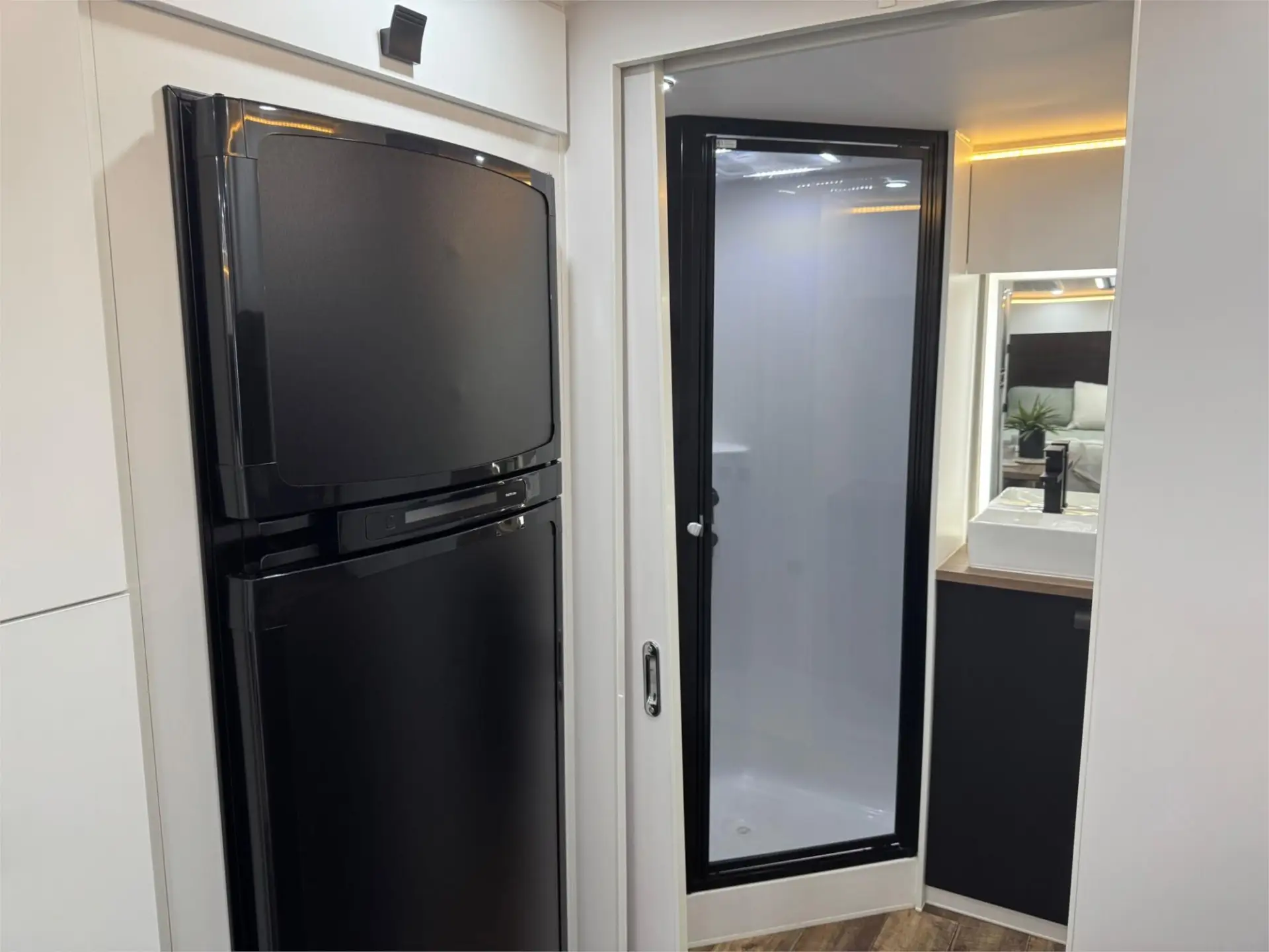 https://media-caravea.syd1.digitaloceanspaces.com/caravans/95EIC16633/exterior-15.webp