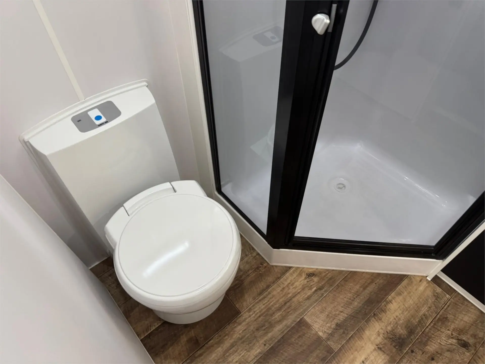 https://media-caravea.syd1.digitaloceanspaces.com/caravans/95EIC16633/exterior-16.webp