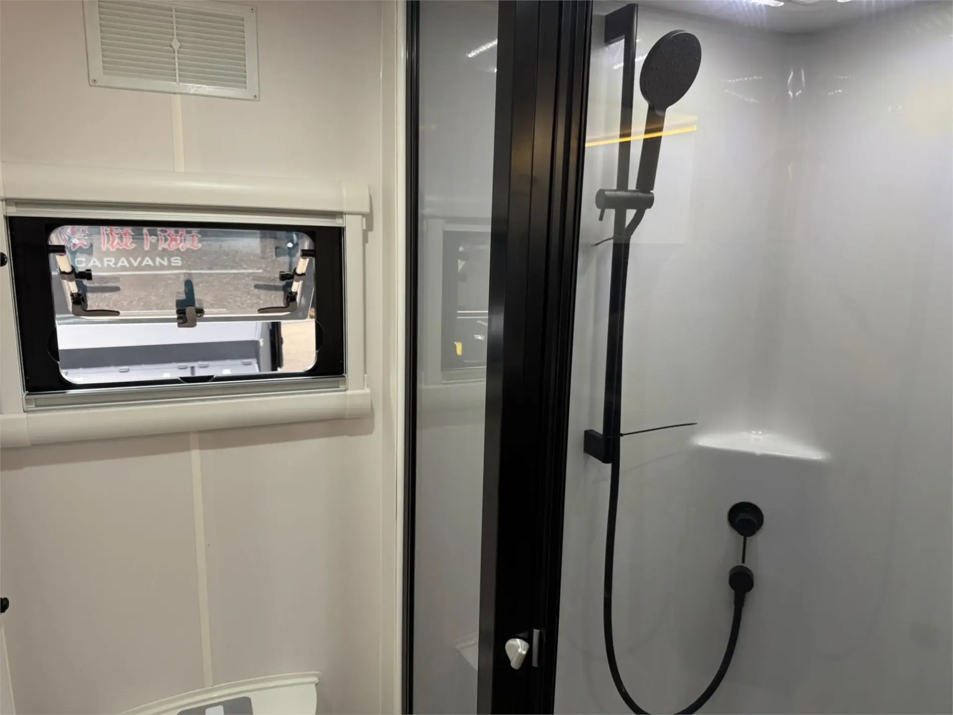https://media-caravea.syd1.digitaloceanspaces.com/caravans/95EIC16633/exterior-17.webp