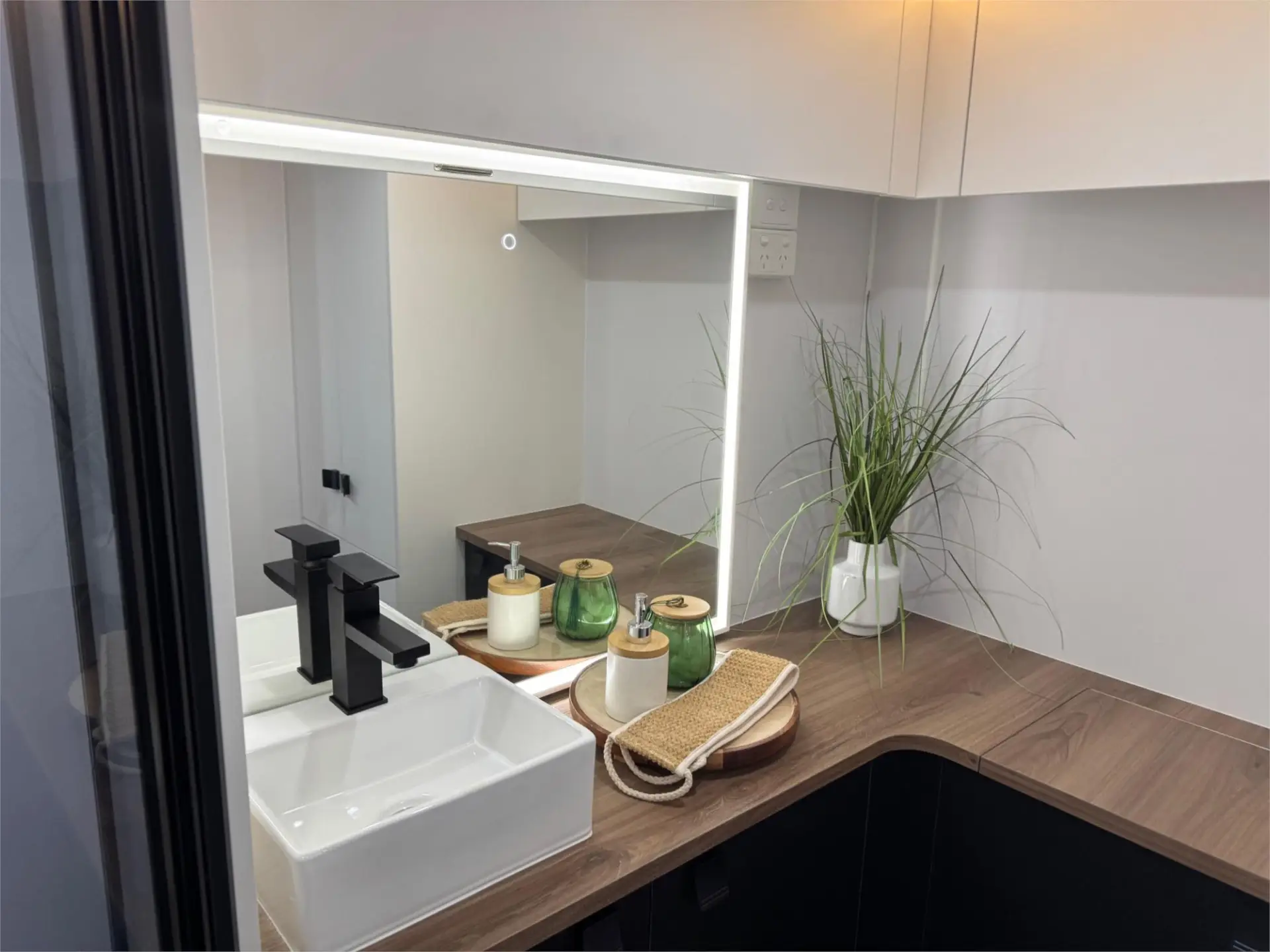 https://media-caravea.syd1.digitaloceanspaces.com/caravans/95EIC16633/exterior-18.webp