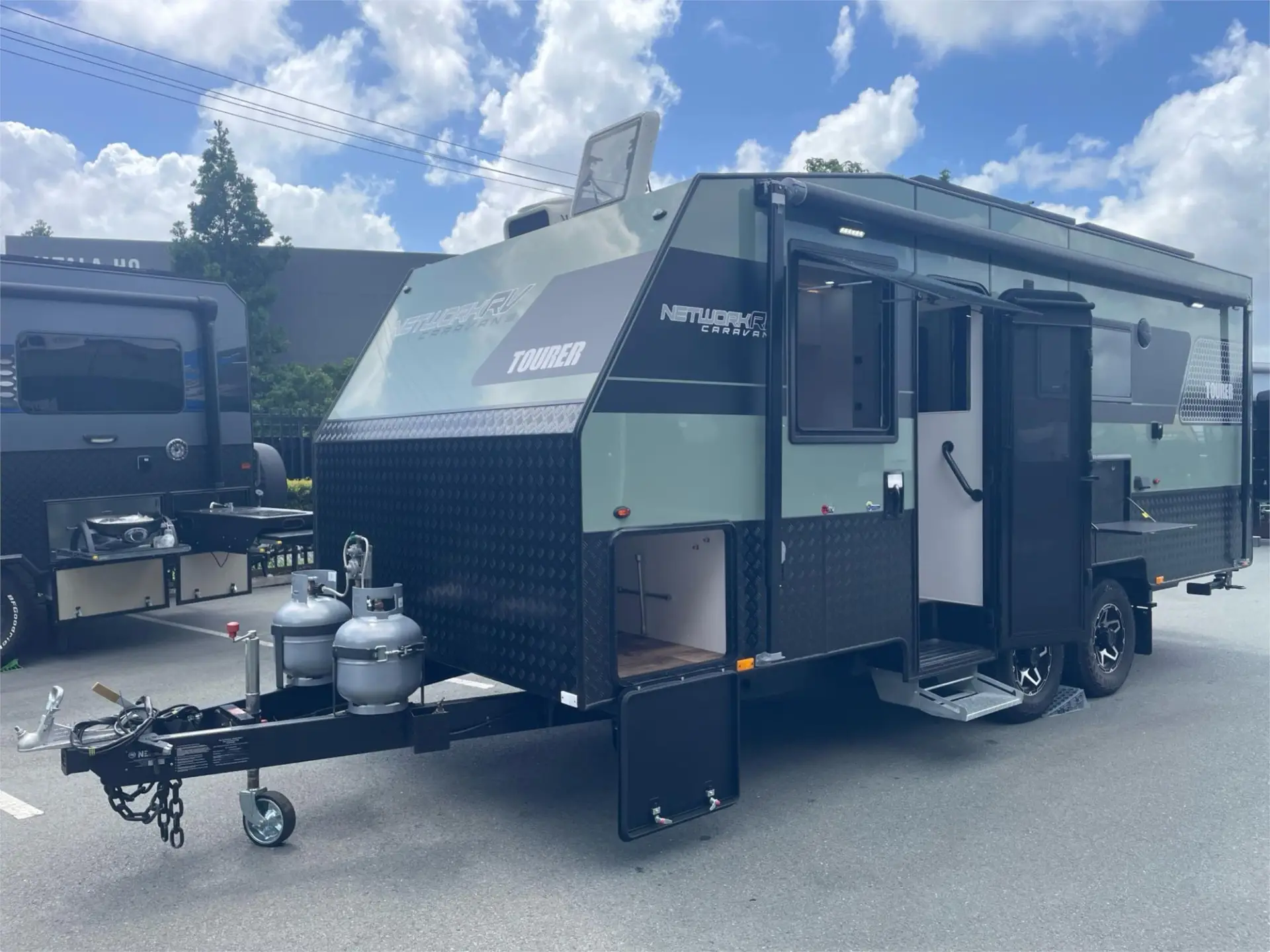 https://media-caravea.syd1.digitaloceanspaces.com/caravans/95EIC16633/exterior-19.webp