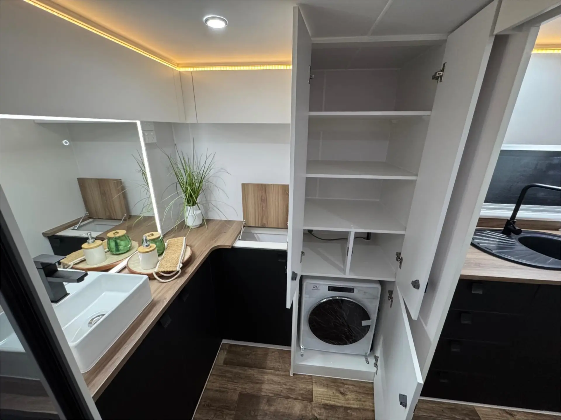 https://media-caravea.syd1.digitaloceanspaces.com/caravans/95EIC16633/exterior-2.webp