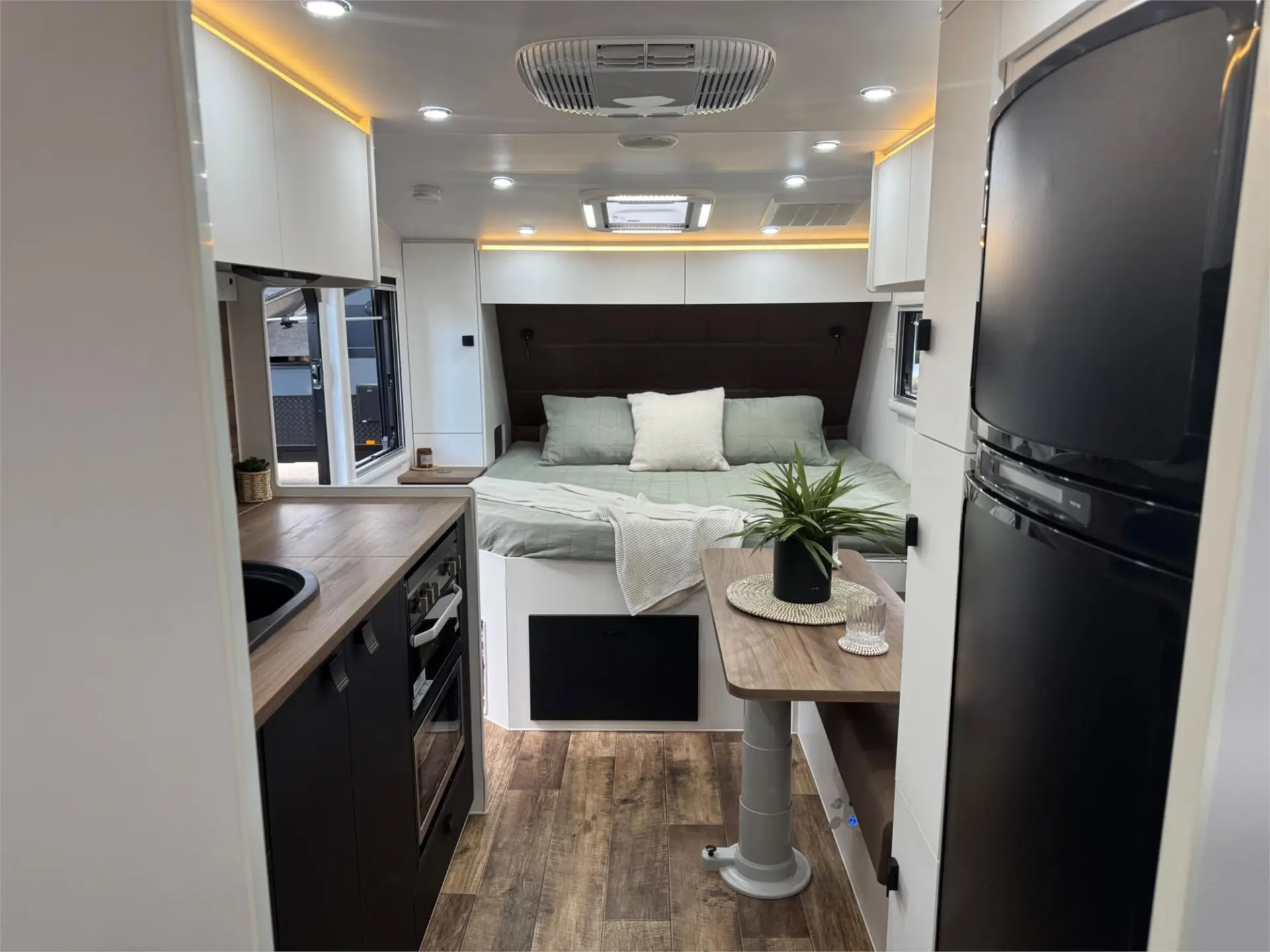 https://media-caravea.syd1.digitaloceanspaces.com/caravans/95EIC16633/exterior-21.webp