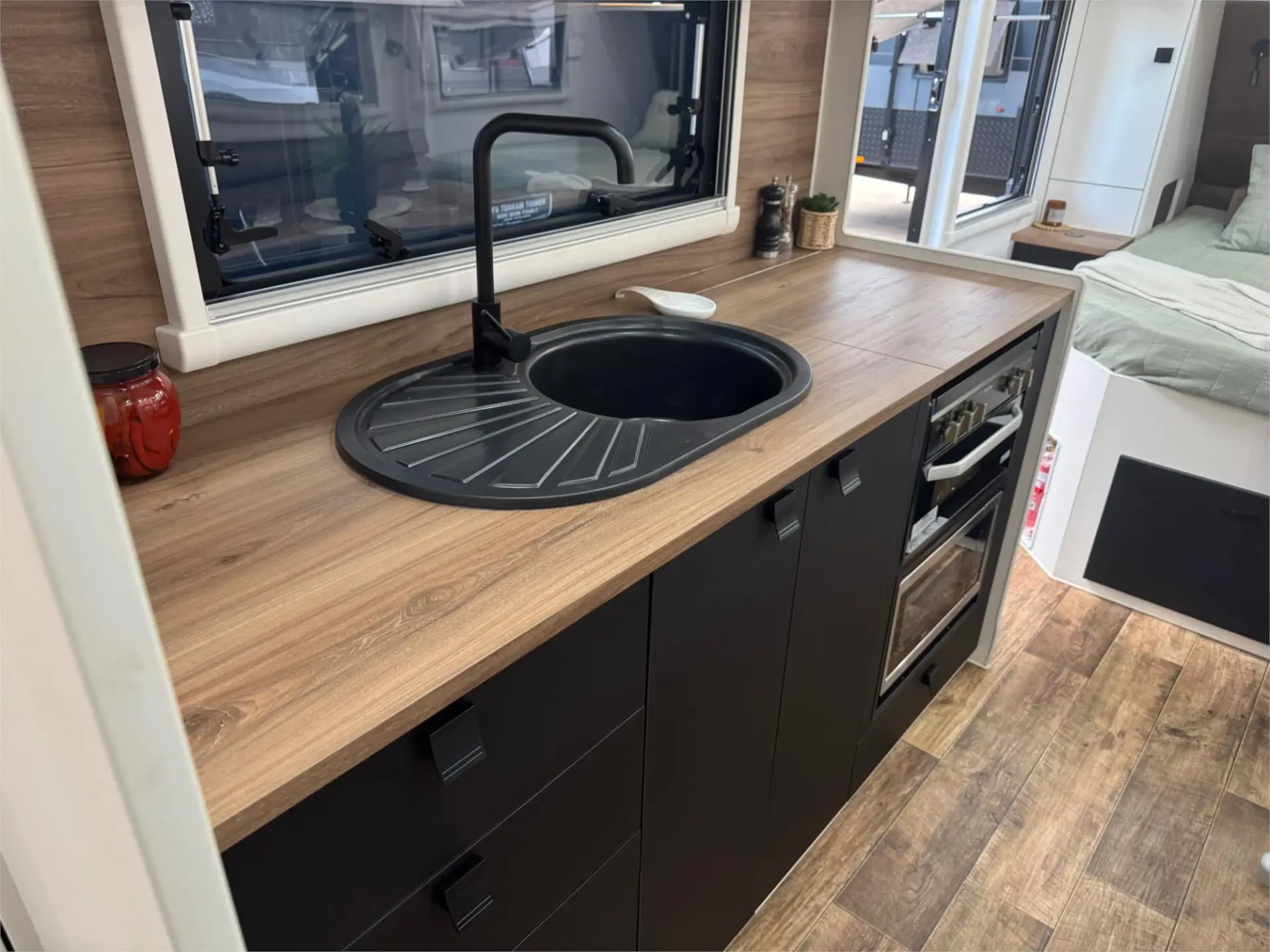 https://media-caravea.syd1.digitaloceanspaces.com/caravans/95EIC16633/exterior-23.webp