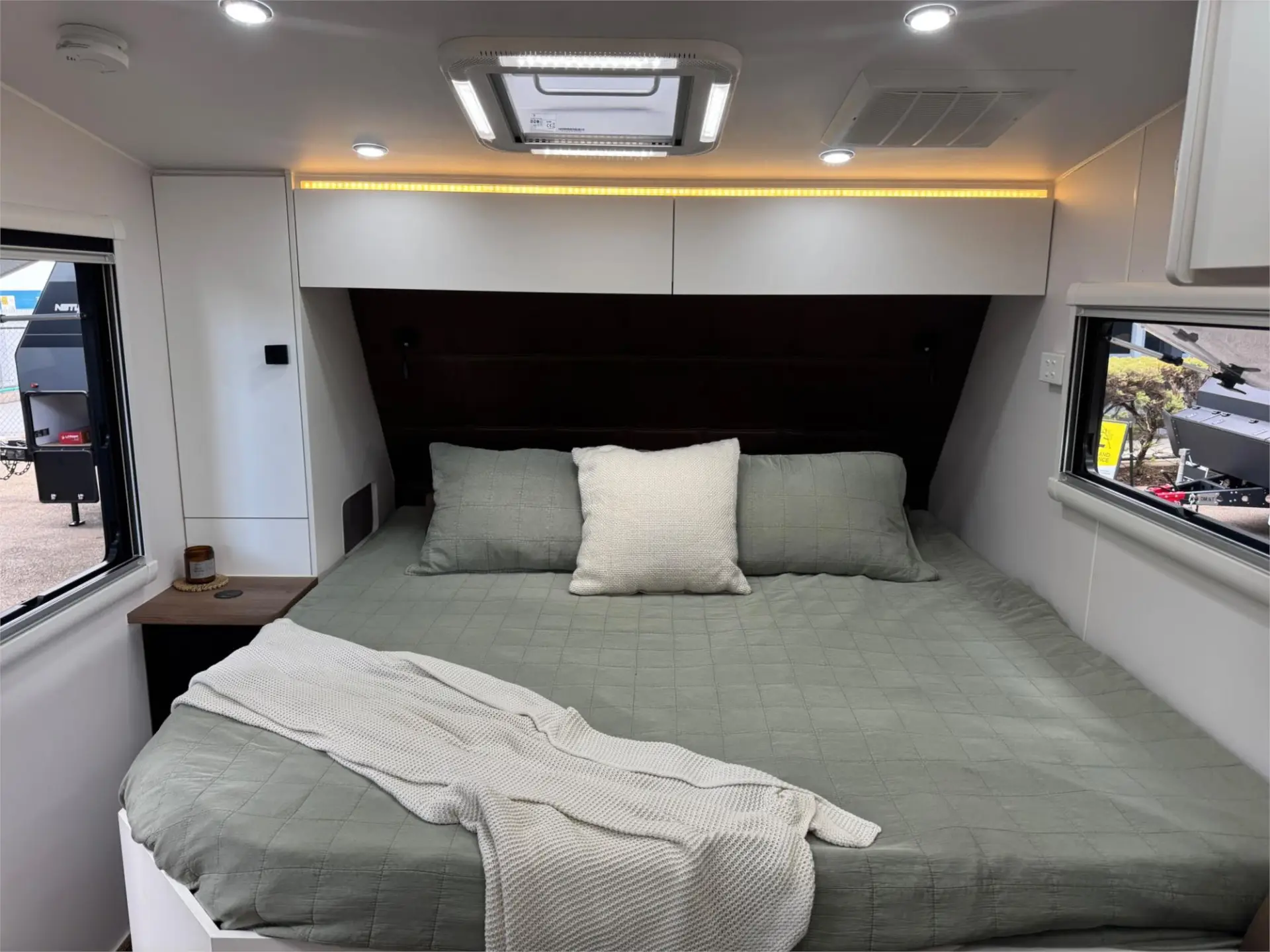 https://media-caravea.syd1.digitaloceanspaces.com/caravans/95EIC16633/exterior-24.webp