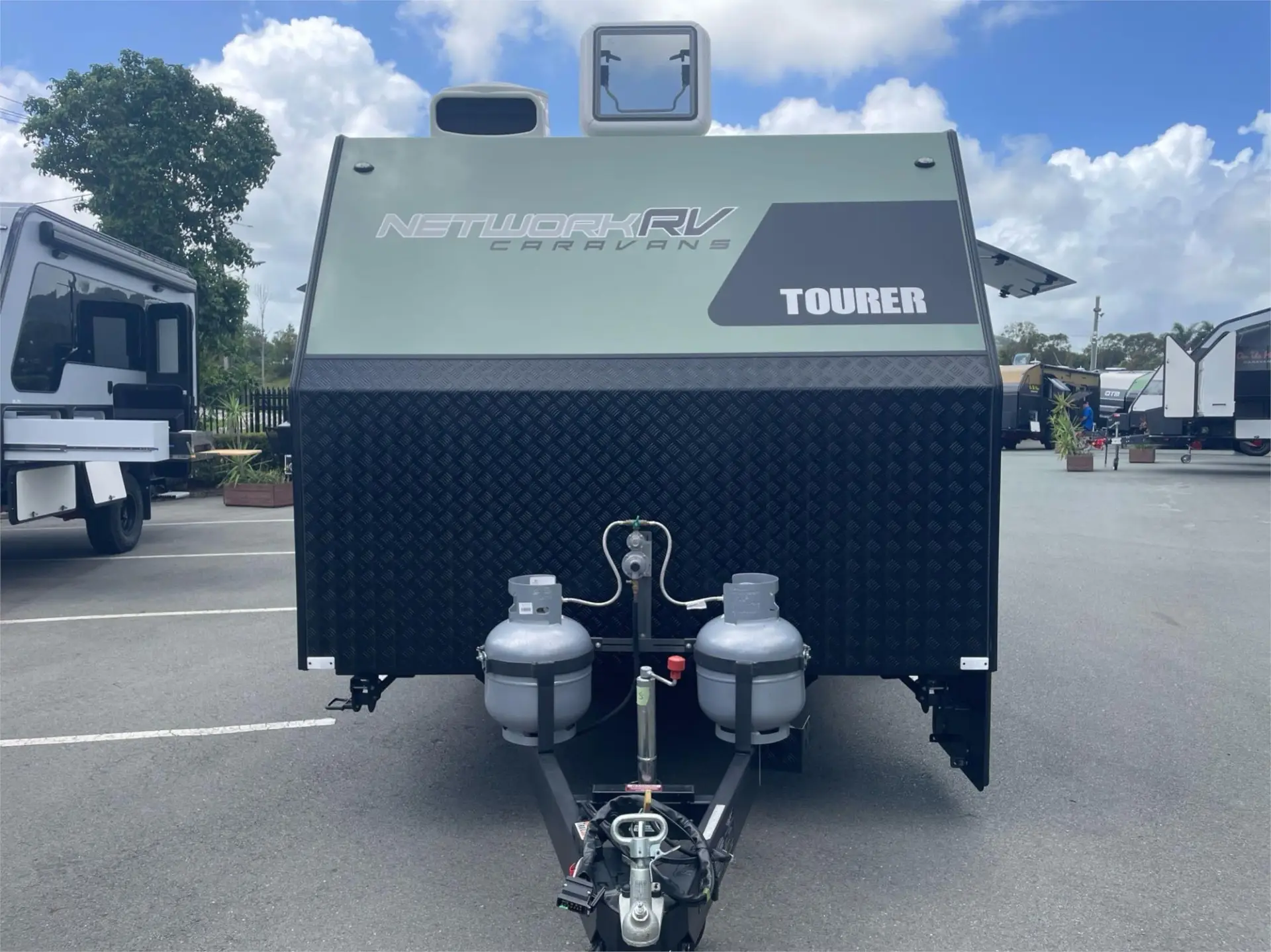 https://media-caravea.syd1.digitaloceanspaces.com/caravans/95EIC16633/exterior-27.webp