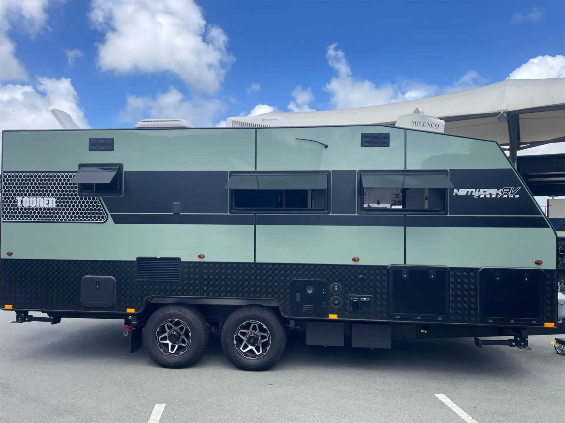 https://media-caravea.syd1.digitaloceanspaces.com/caravans/95EIC16633/exterior-28.webp