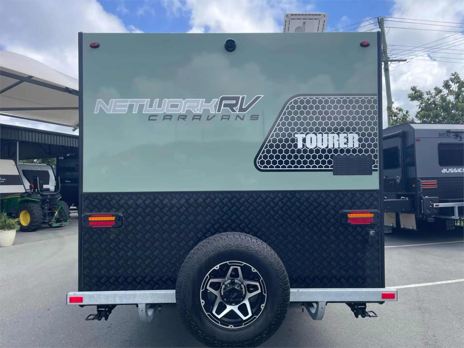 https://media-caravea.syd1.digitaloceanspaces.com/caravans/95EIC16633/exterior-30.webp