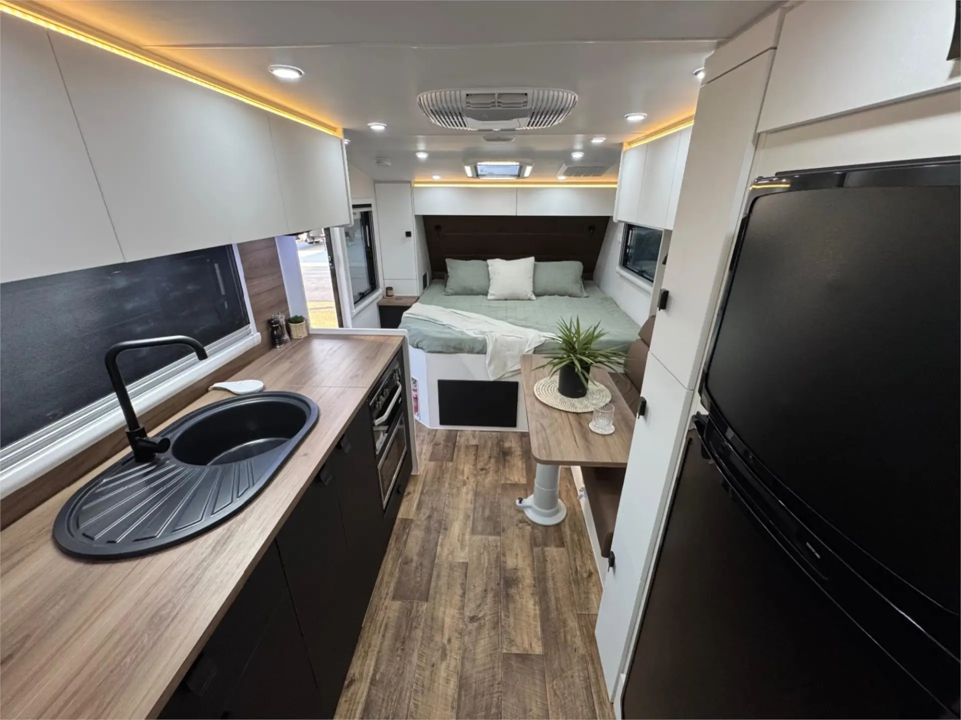 https://media-caravea.syd1.digitaloceanspaces.com/caravans/95EIC16633/exterior-31.webp