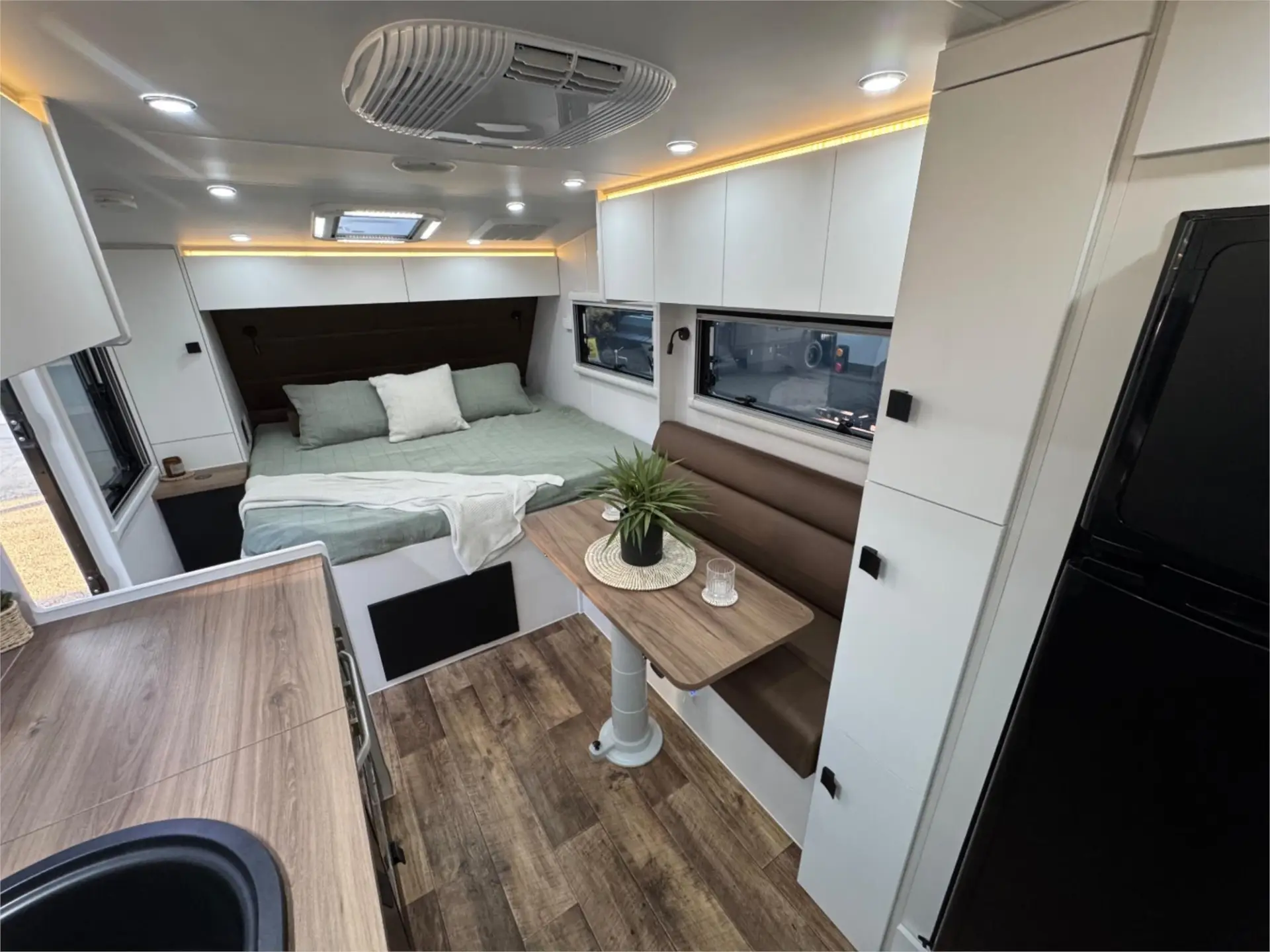 https://media-caravea.syd1.digitaloceanspaces.com/caravans/95EIC16633/exterior-32.webp