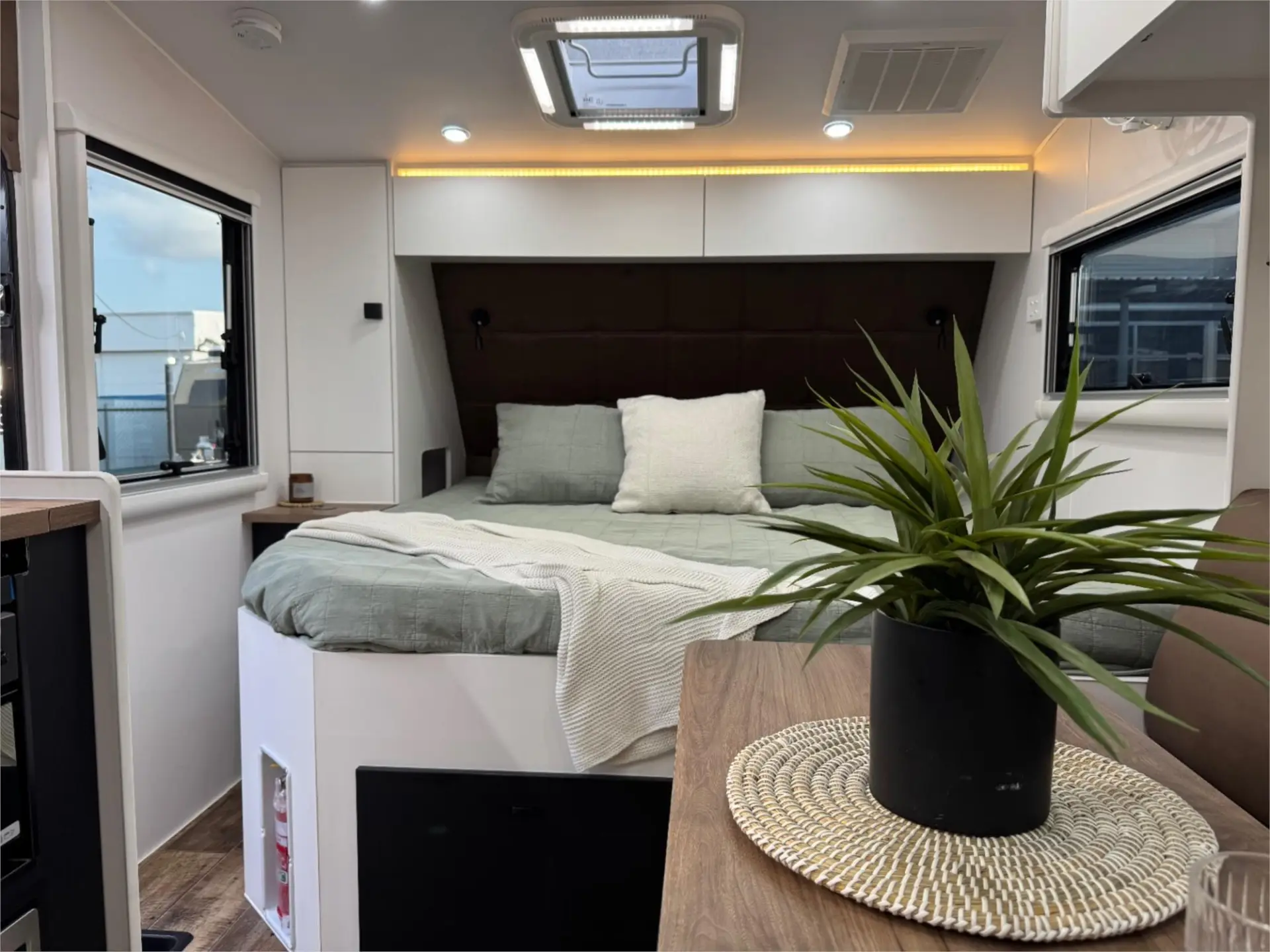 https://media-caravea.syd1.digitaloceanspaces.com/caravans/95EIC16633/exterior-33.webp