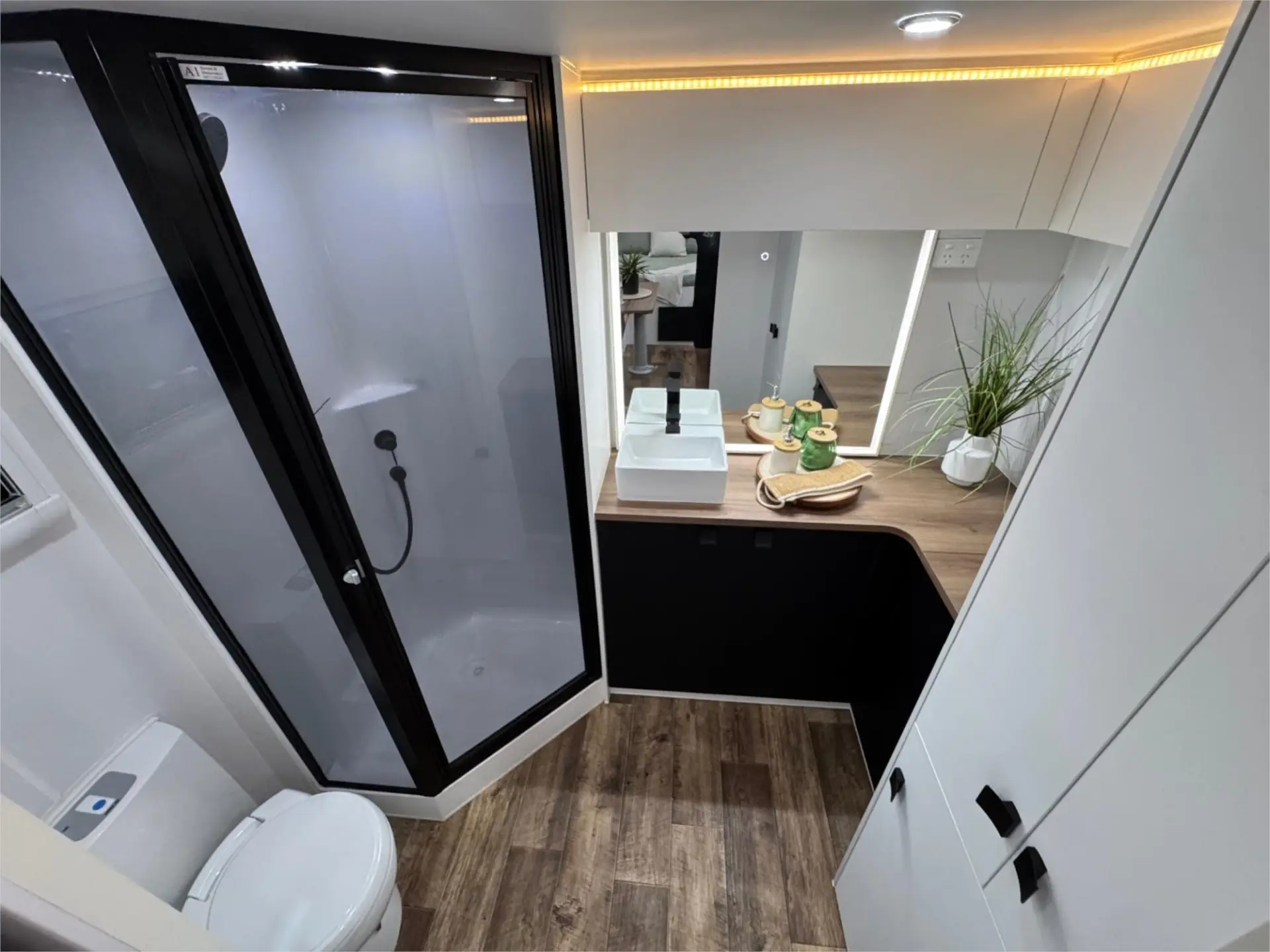 https://media-caravea.syd1.digitaloceanspaces.com/caravans/95EIC16633/exterior-35.webp
