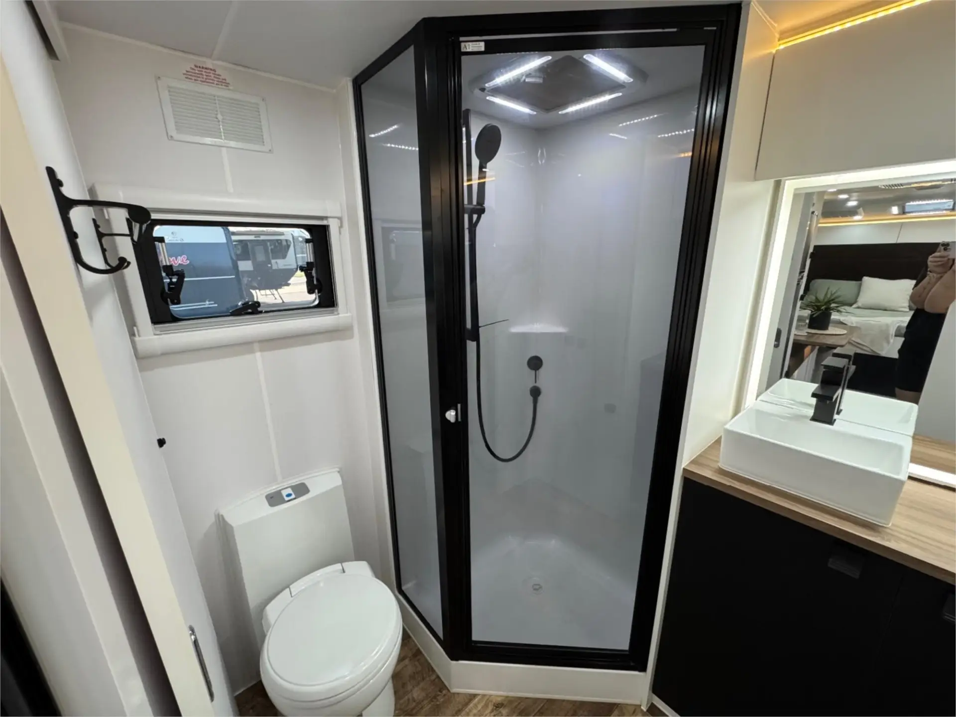 https://media-caravea.syd1.digitaloceanspaces.com/caravans/95EIC16633/exterior-36.webp