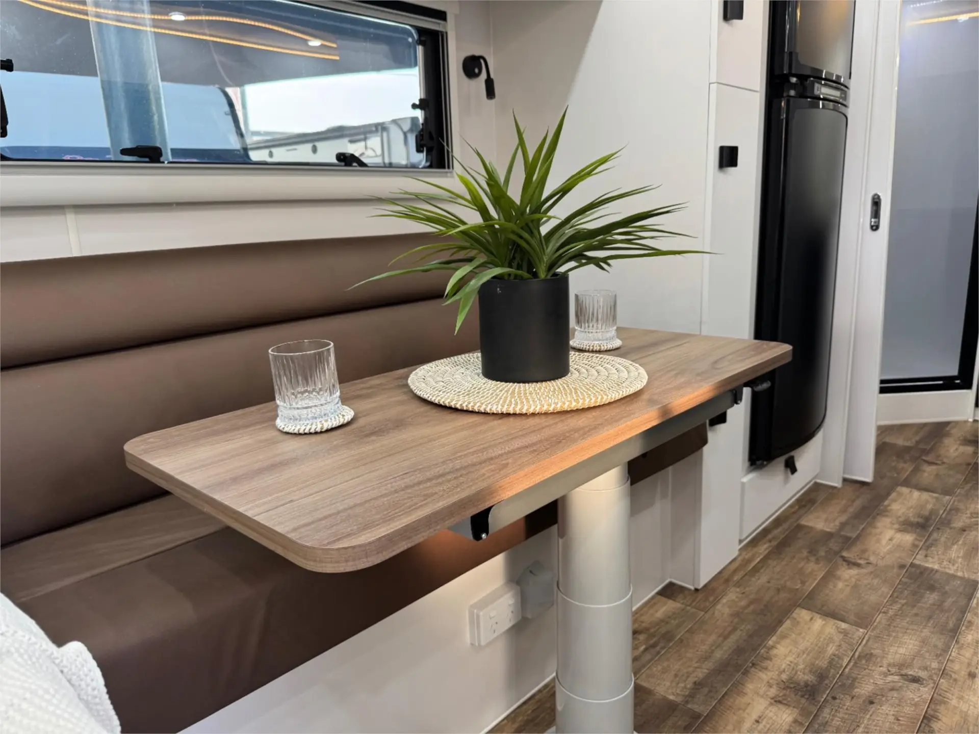 https://media-caravea.syd1.digitaloceanspaces.com/caravans/95EIC16633/exterior-5.webp