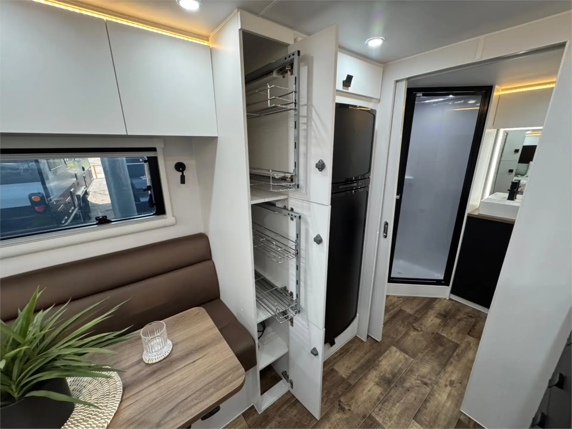 https://media-caravea.syd1.digitaloceanspaces.com/caravans/95EIC16633/exterior-6.webp