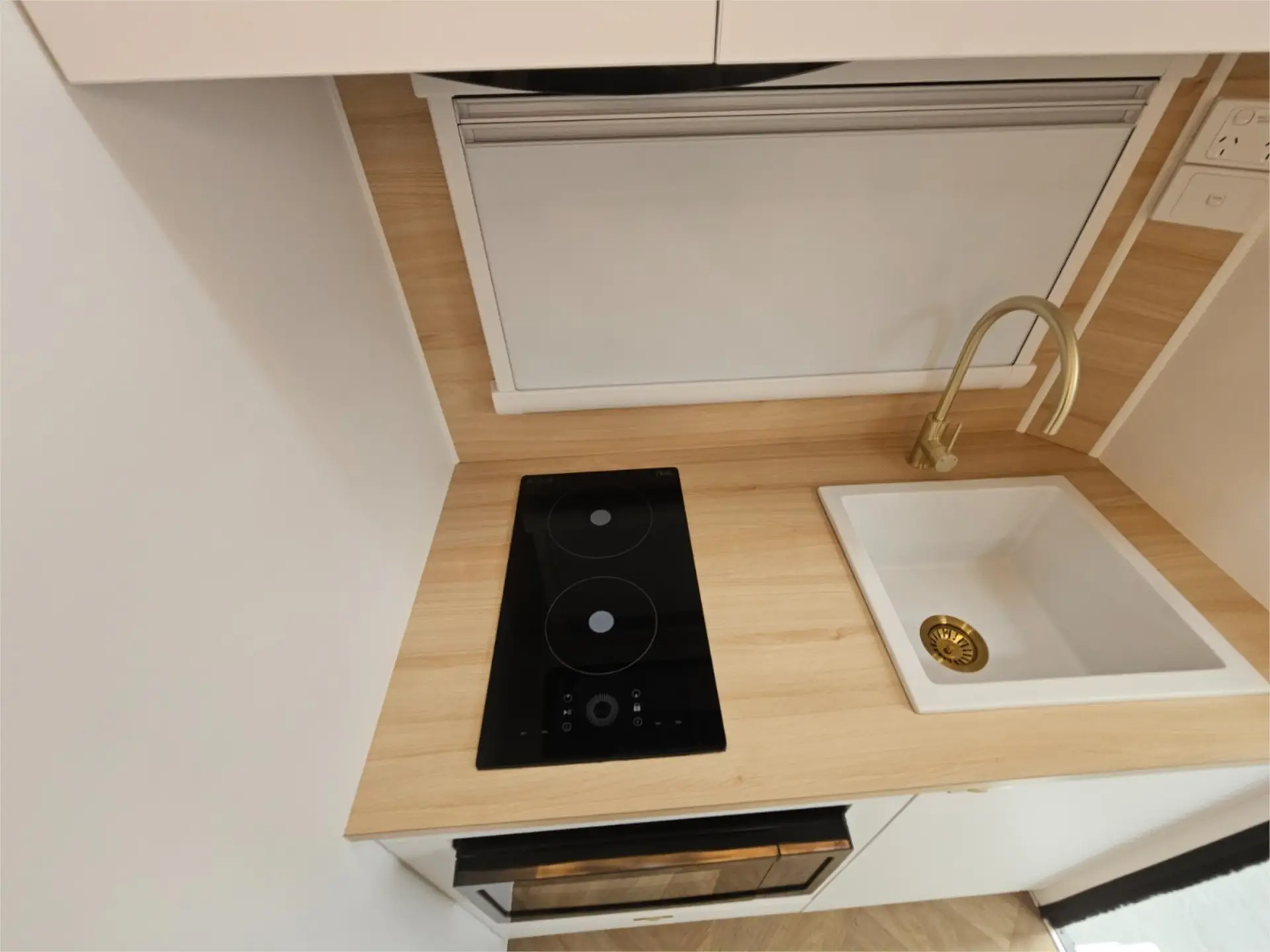 https://media-caravea.syd1.digitaloceanspaces.com/caravans/95EIC16634/exterior-10.webp