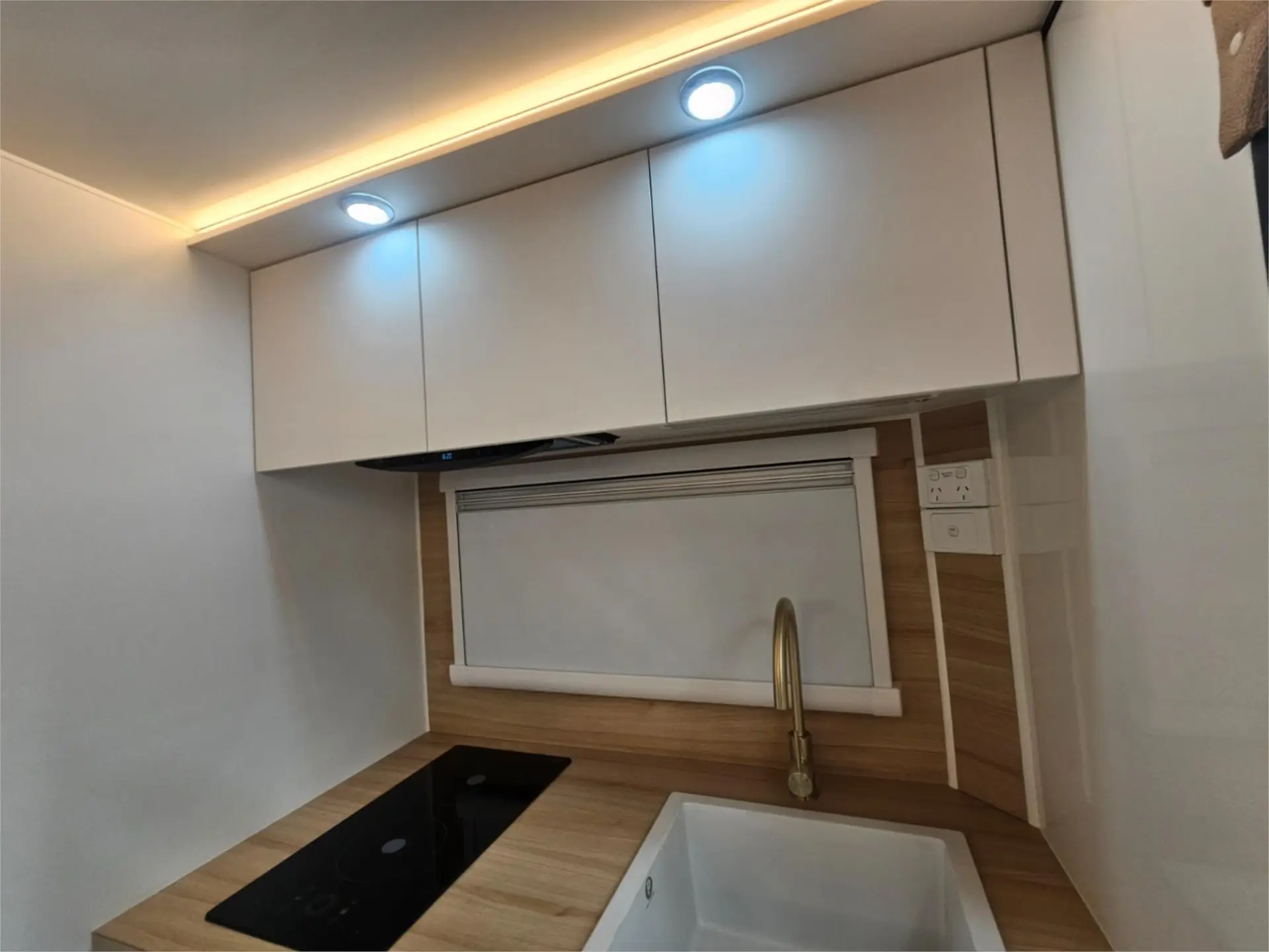 https://media-caravea.syd1.digitaloceanspaces.com/caravans/95EIC16634/exterior-12.webp