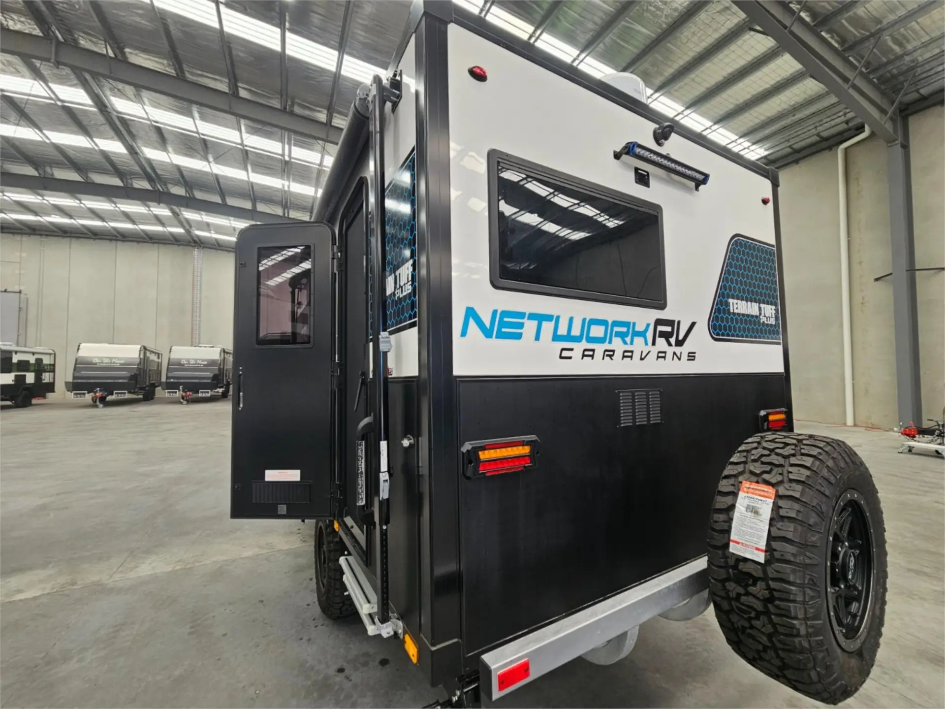 https://media-caravea.syd1.digitaloceanspaces.com/caravans/95EIC16634/exterior-15.webp