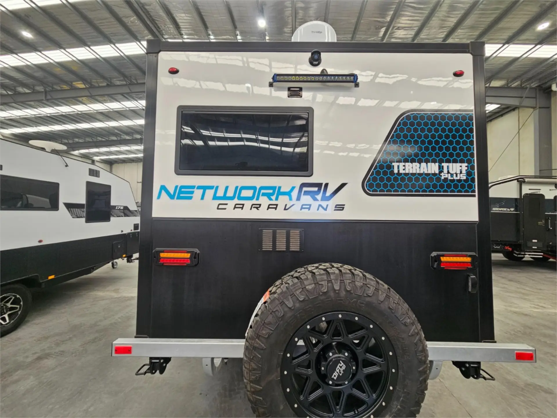 https://media-caravea.syd1.digitaloceanspaces.com/caravans/95EIC16634/exterior-16.webp