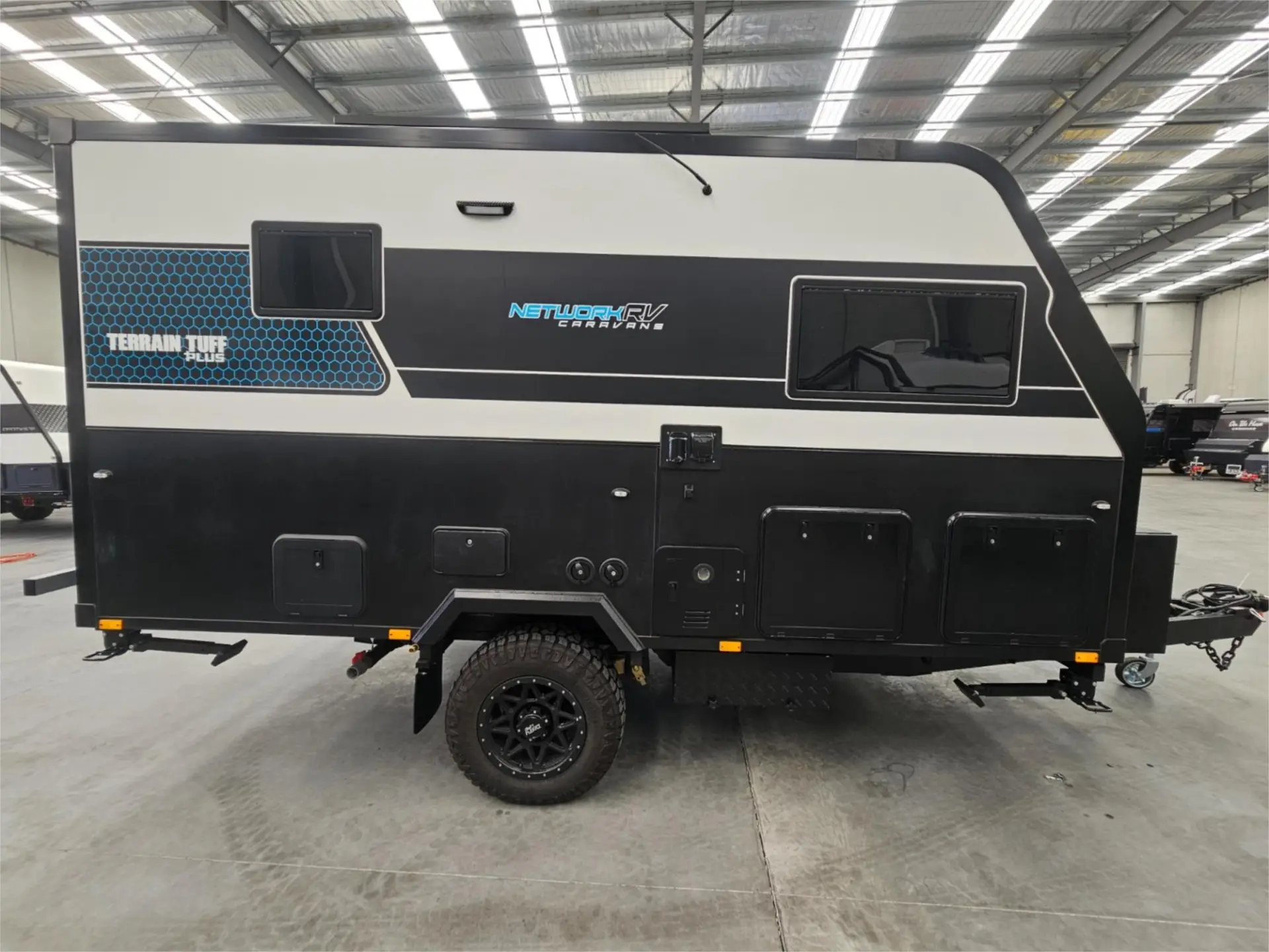 https://media-caravea.syd1.digitaloceanspaces.com/caravans/95EIC16634/exterior-17.webp