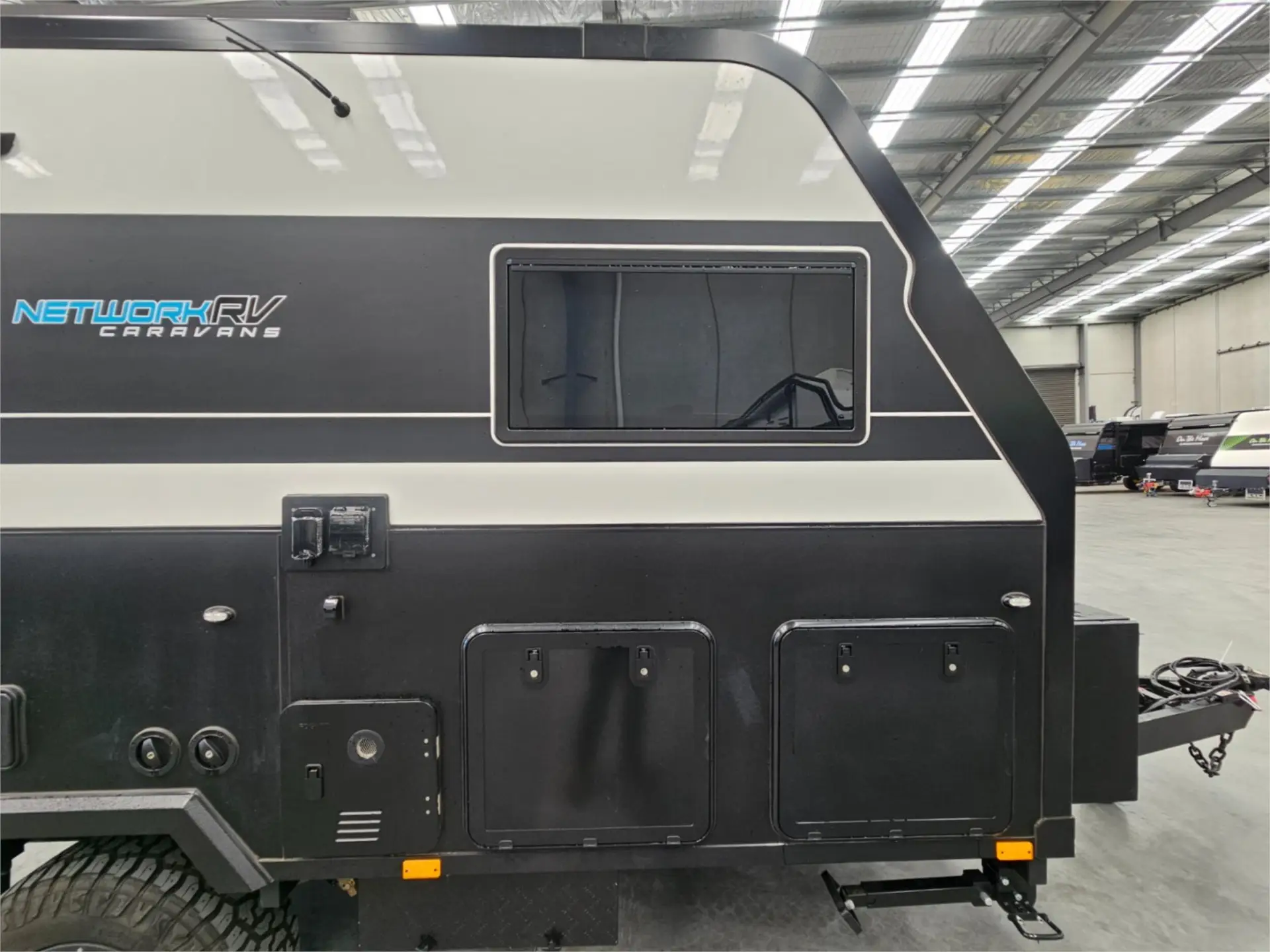 https://media-caravea.syd1.digitaloceanspaces.com/caravans/95EIC16634/exterior-19.webp