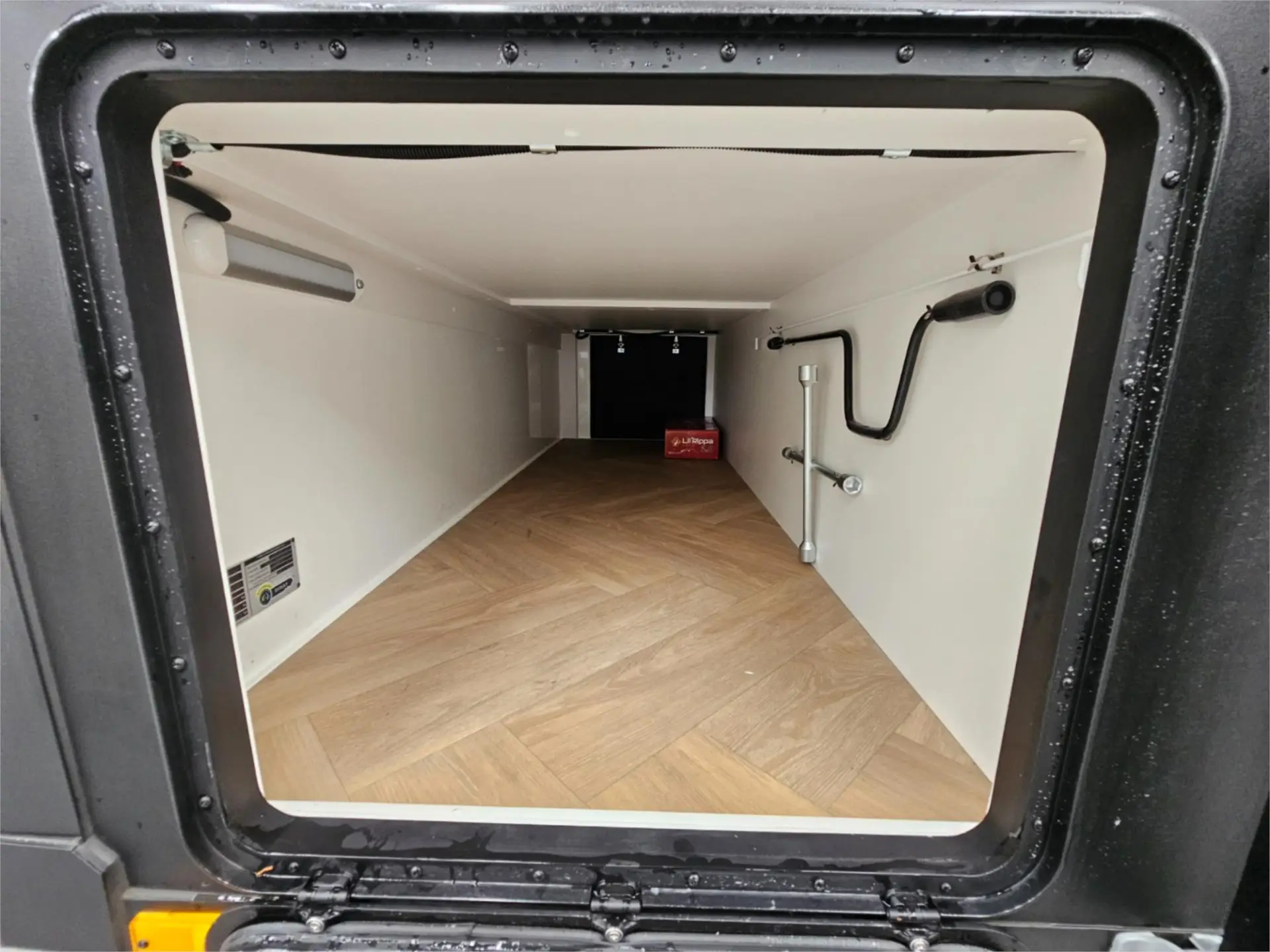 https://media-caravea.syd1.digitaloceanspaces.com/caravans/95EIC16634/exterior-2.webp