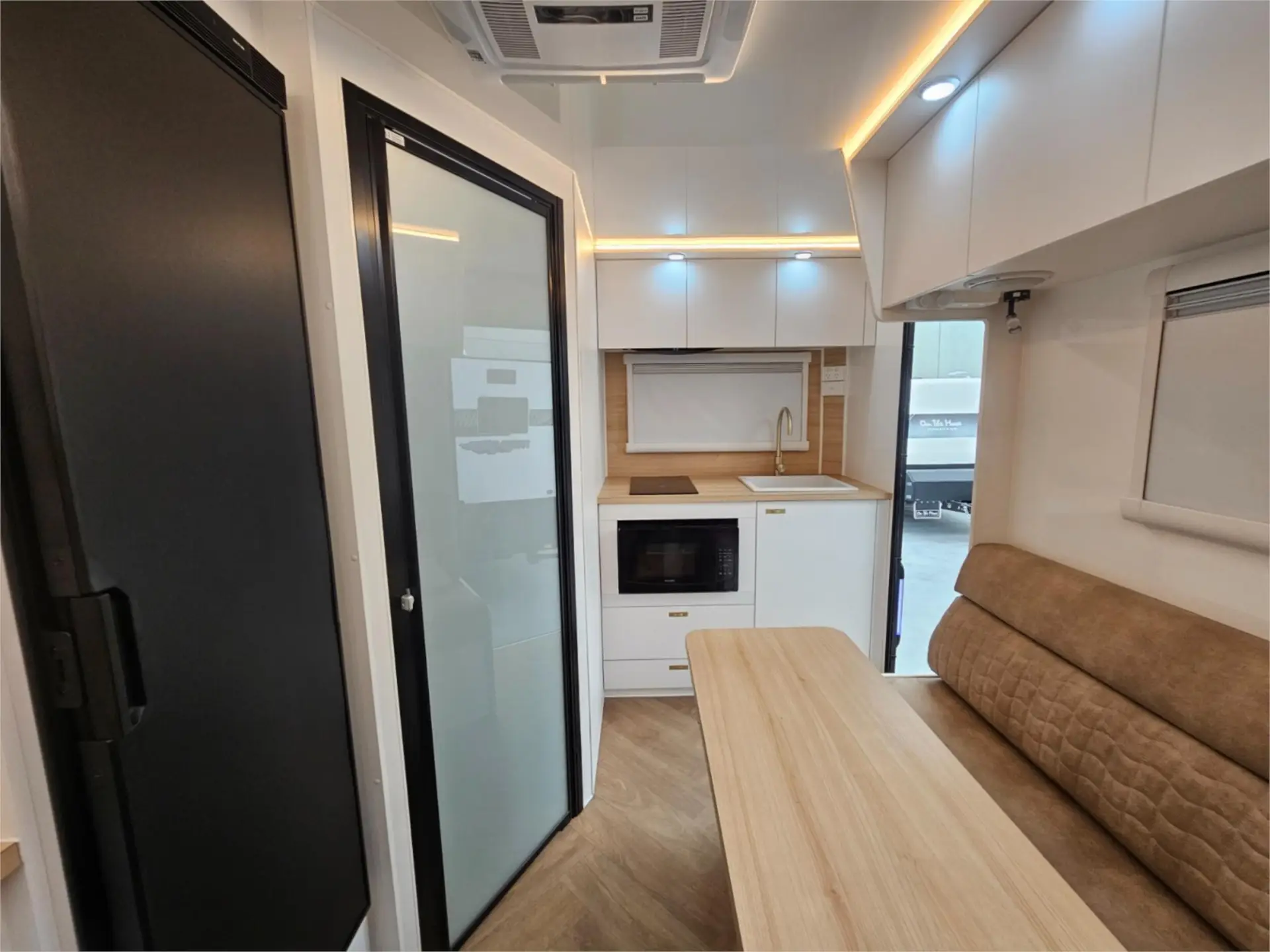 https://media-caravea.syd1.digitaloceanspaces.com/caravans/95EIC16634/exterior-22.webp